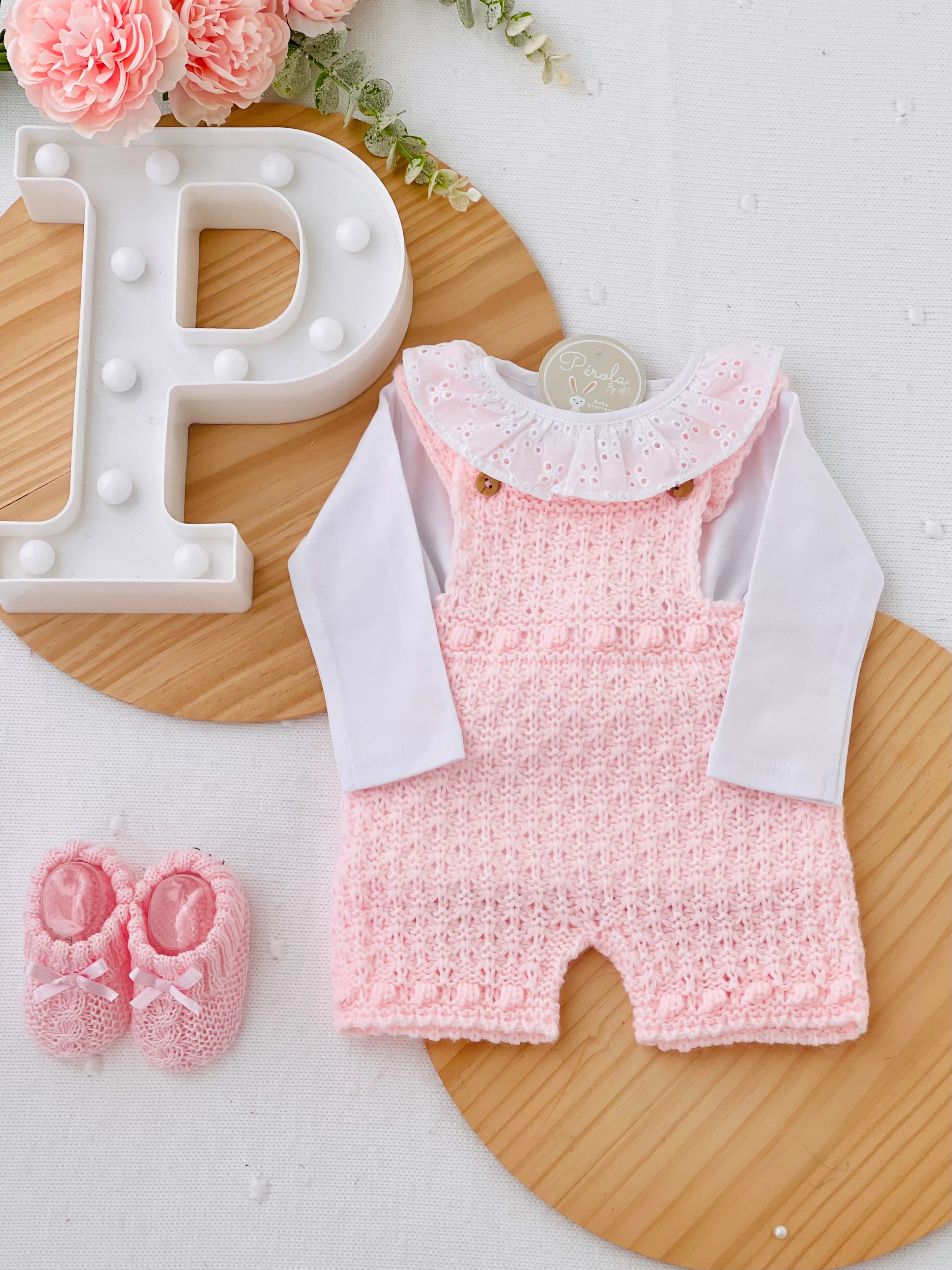 Jardineiras e Body com gola de bordado inglês e carda por dentro