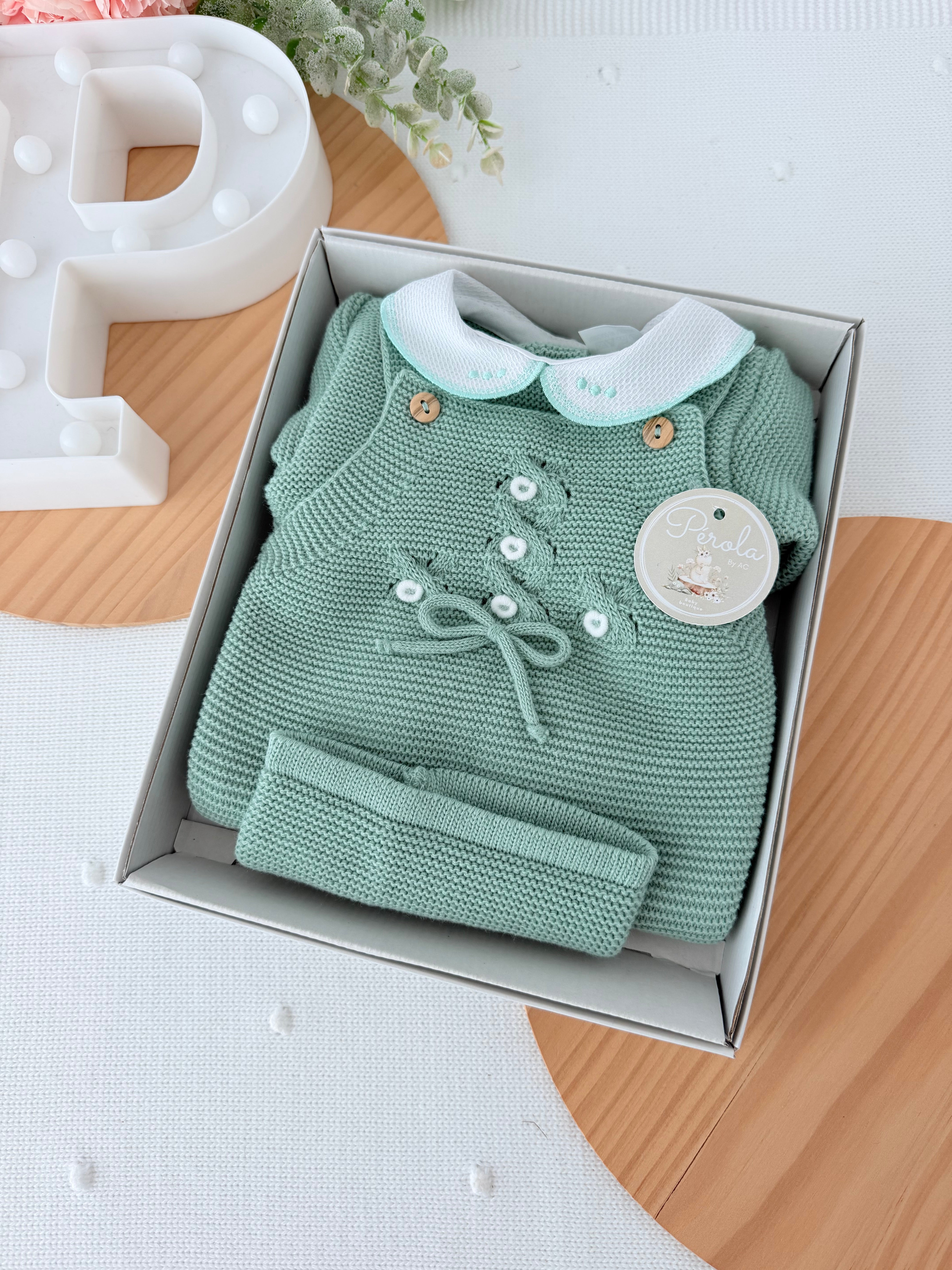 Saídas de maternidade: jardineiras, camisola e gorro outono inverno