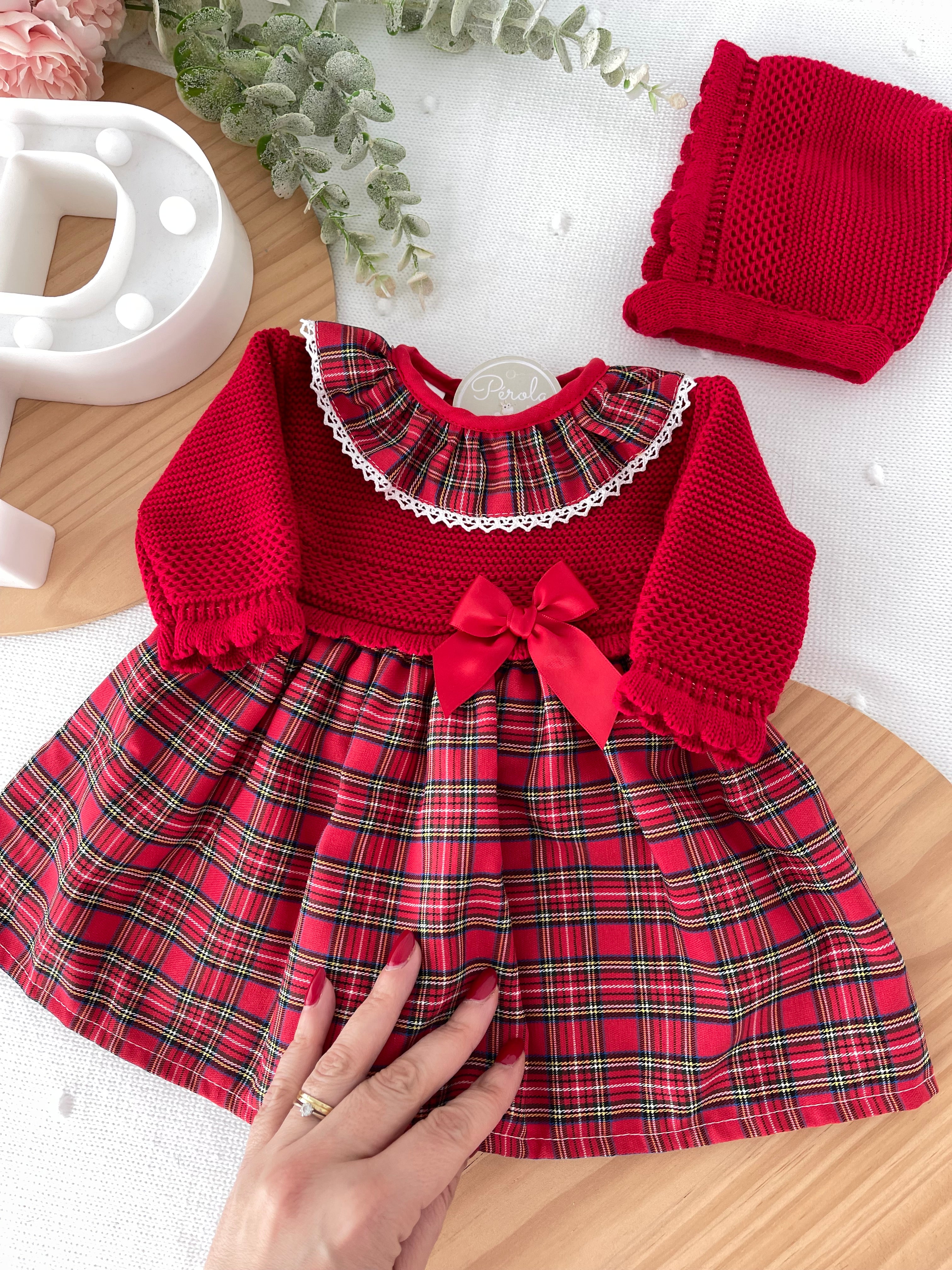 Vestido e touca malha e xadrez com laço vermelho