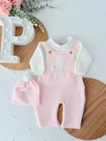 Conjunto coelhinho: jardineiras, camisola e gorro