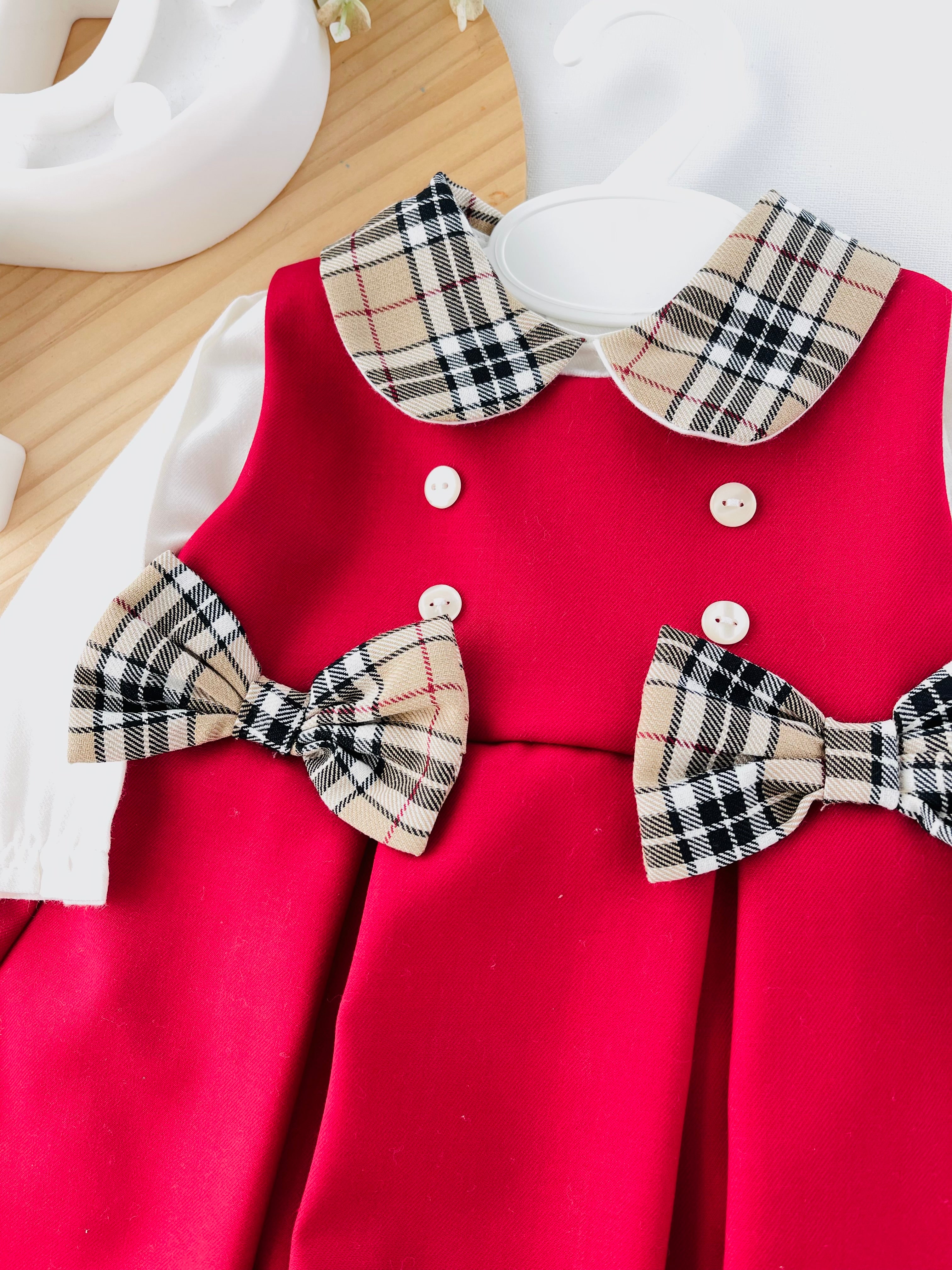 Vestido e blusa com gola xadrez