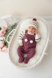 Conjunto risquinhas berinjela: jardineiras, camisola e gorro
