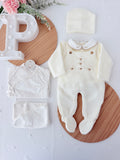 Pack saída de maternidade Pérola 5 peças: body, calças, jardineiras, camisola e gorro