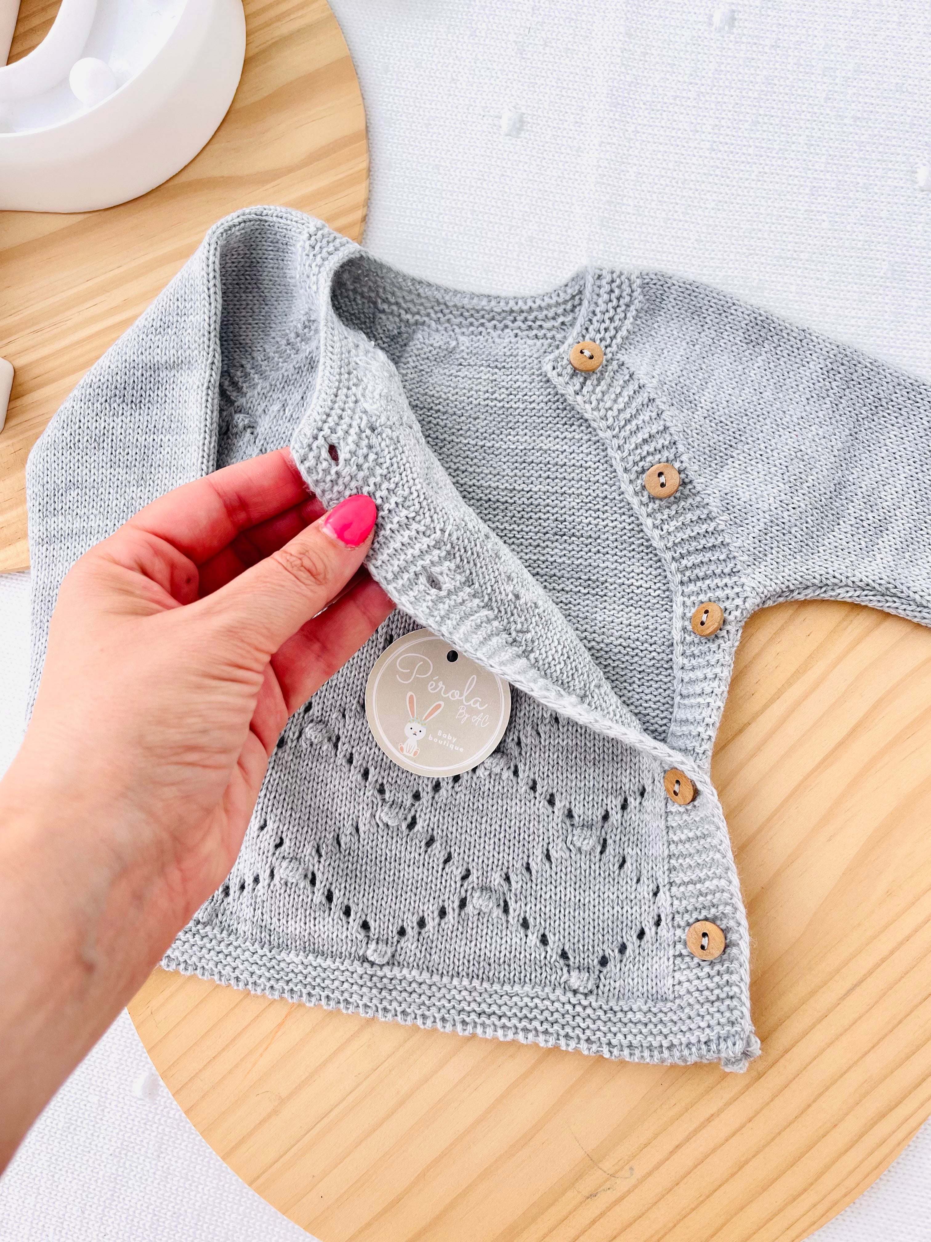 Conjunto malha bolinhas: camisola, calças e gorro- Outono/Inverno. 3/6M