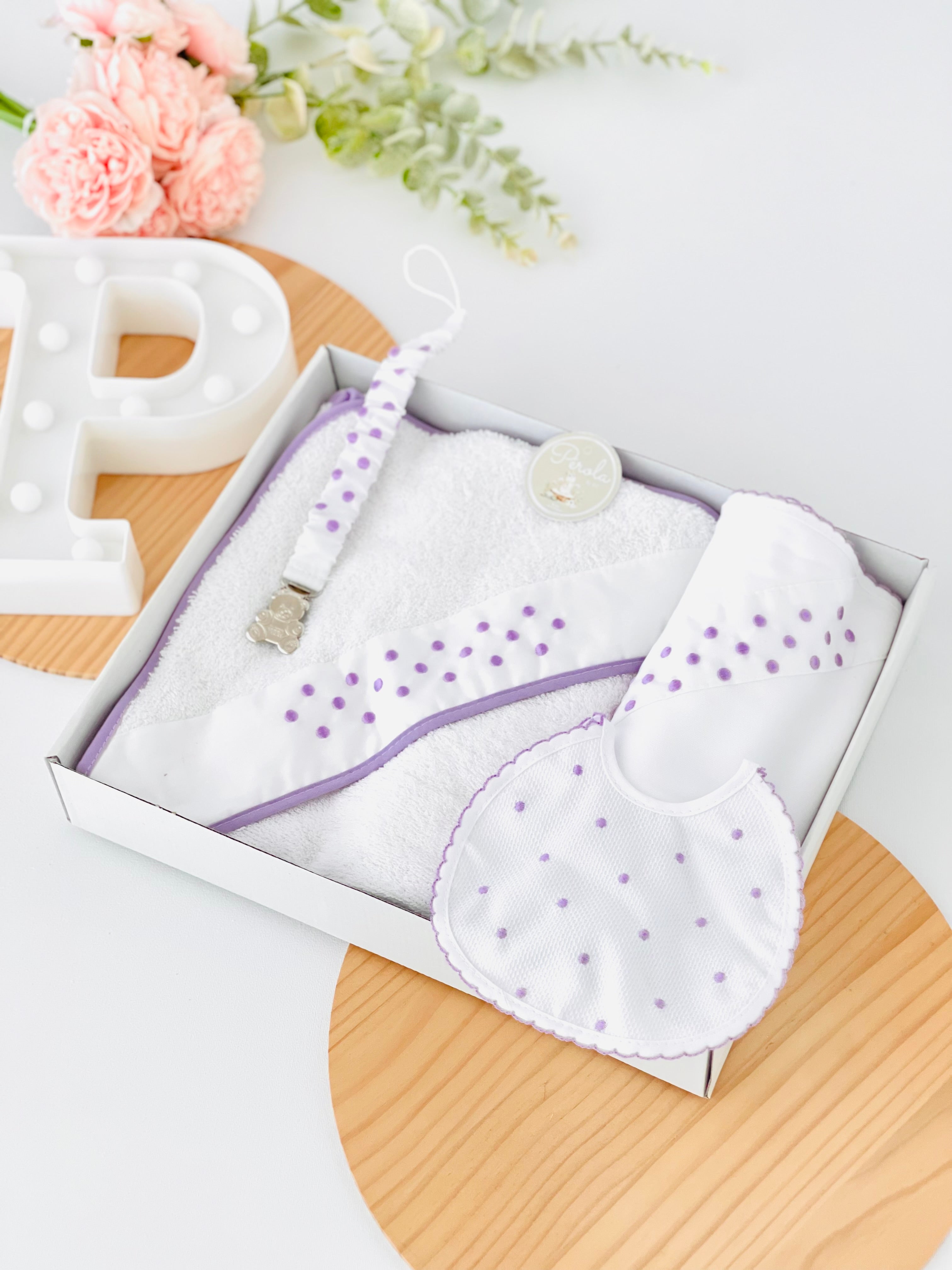 Box enxoval bolinhas: toalha de banho, fralda, babete e prende chupetas