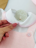 Pack saída de maternidade rosa 4 peças: manta, jardineiras, camisola e gorro