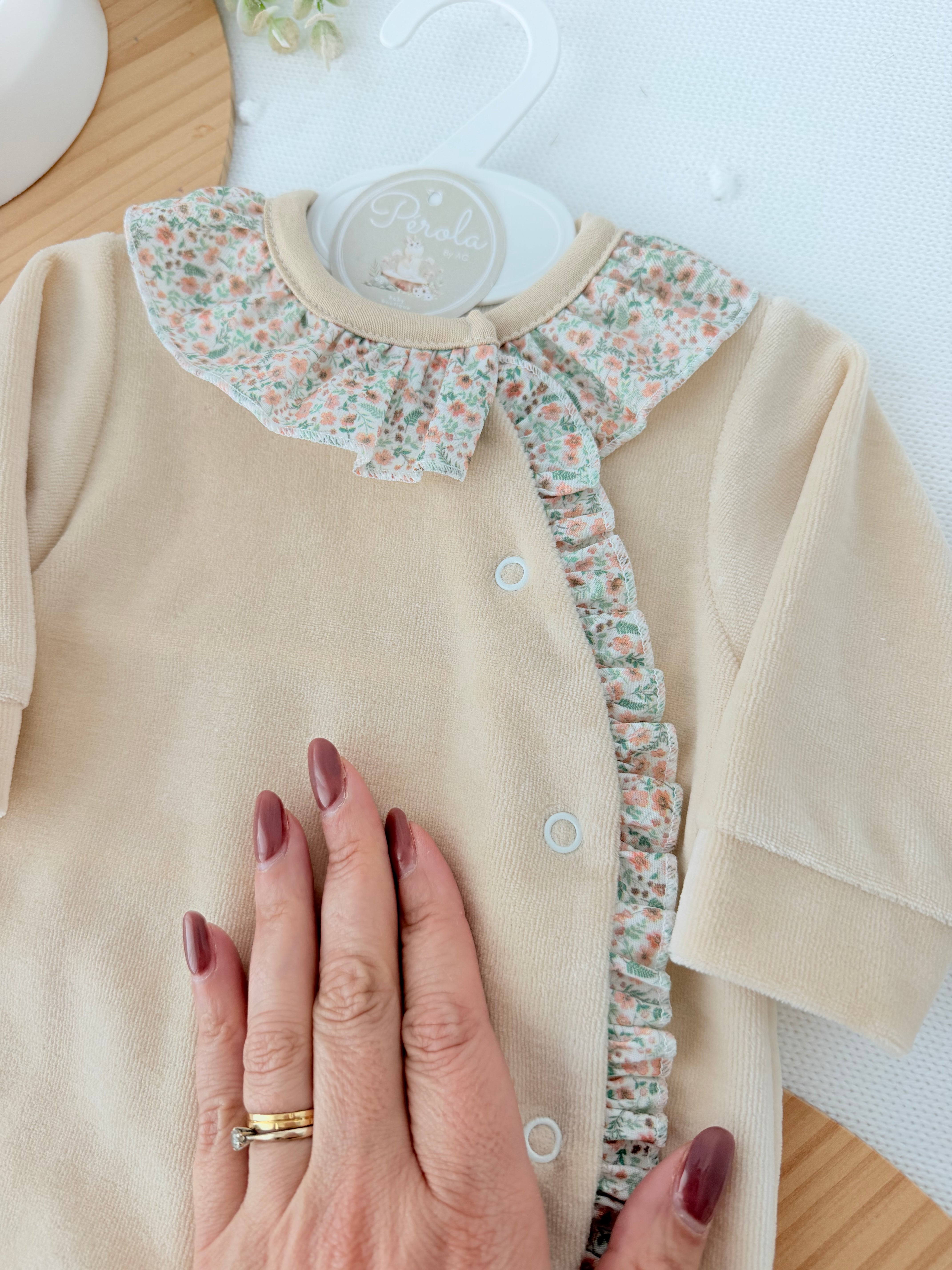 Babygrow tema flores em VELUDO bege