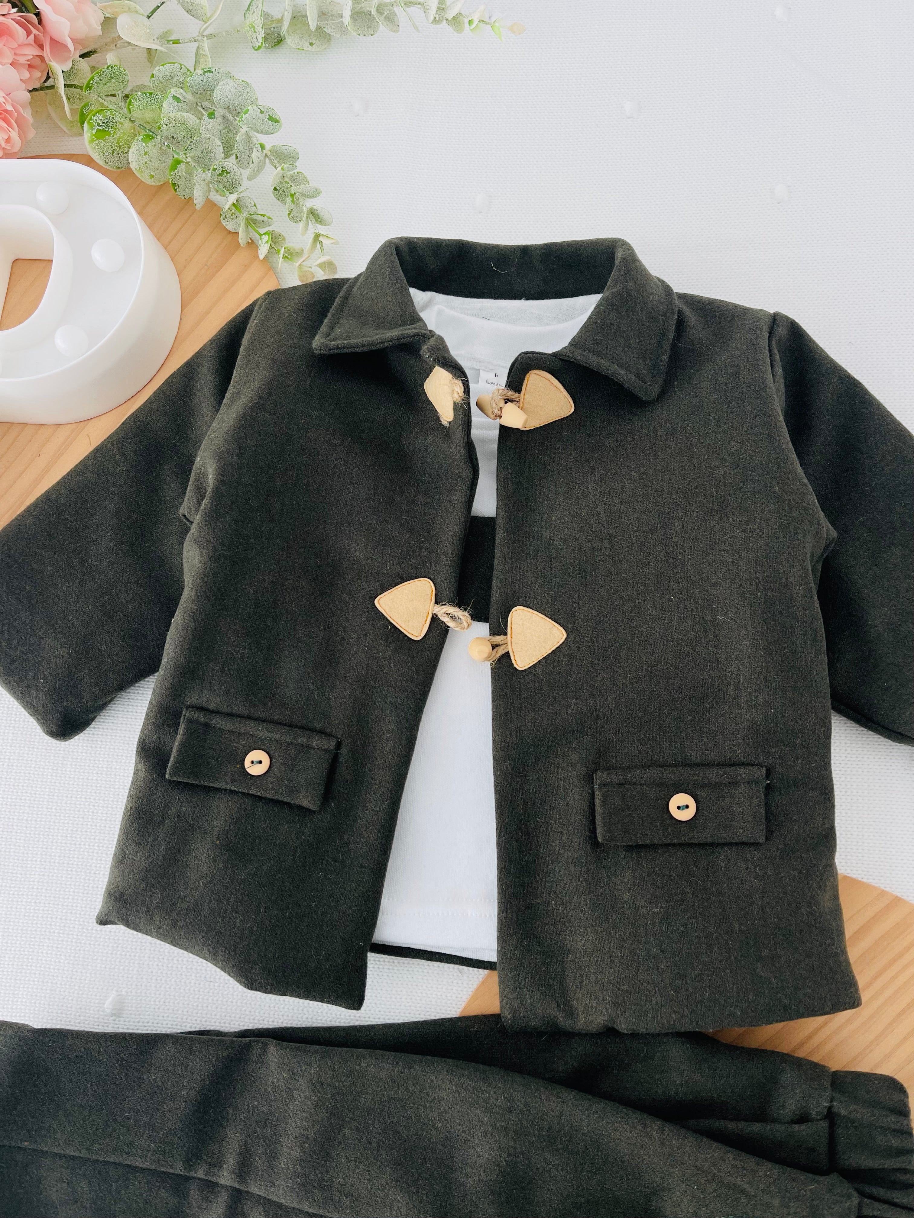 Conjunto menino em fazenda 3 peças: casaco, calças e camisola