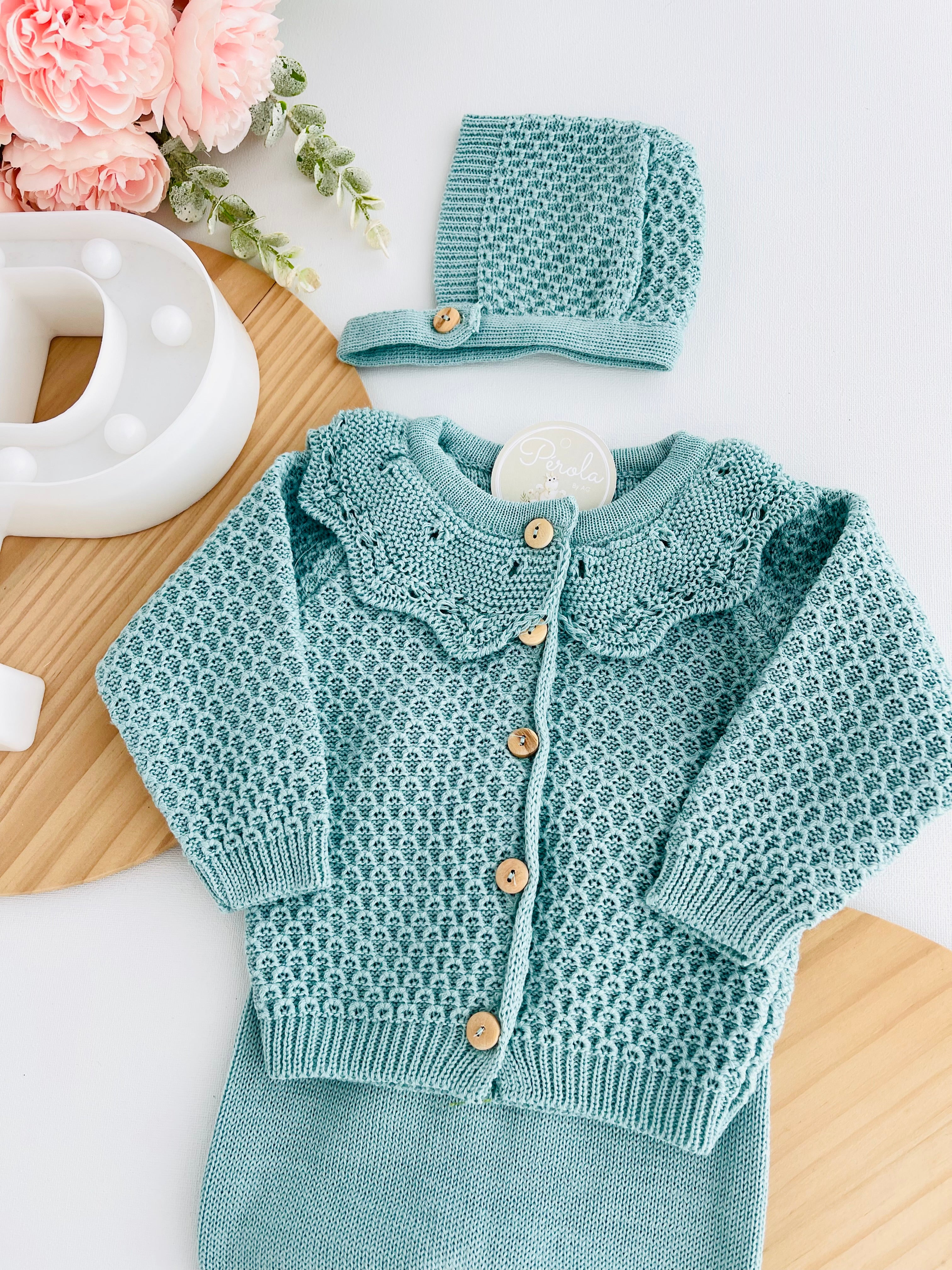 Conjunto malha com golinha: casaco, calças e touca- malha fina