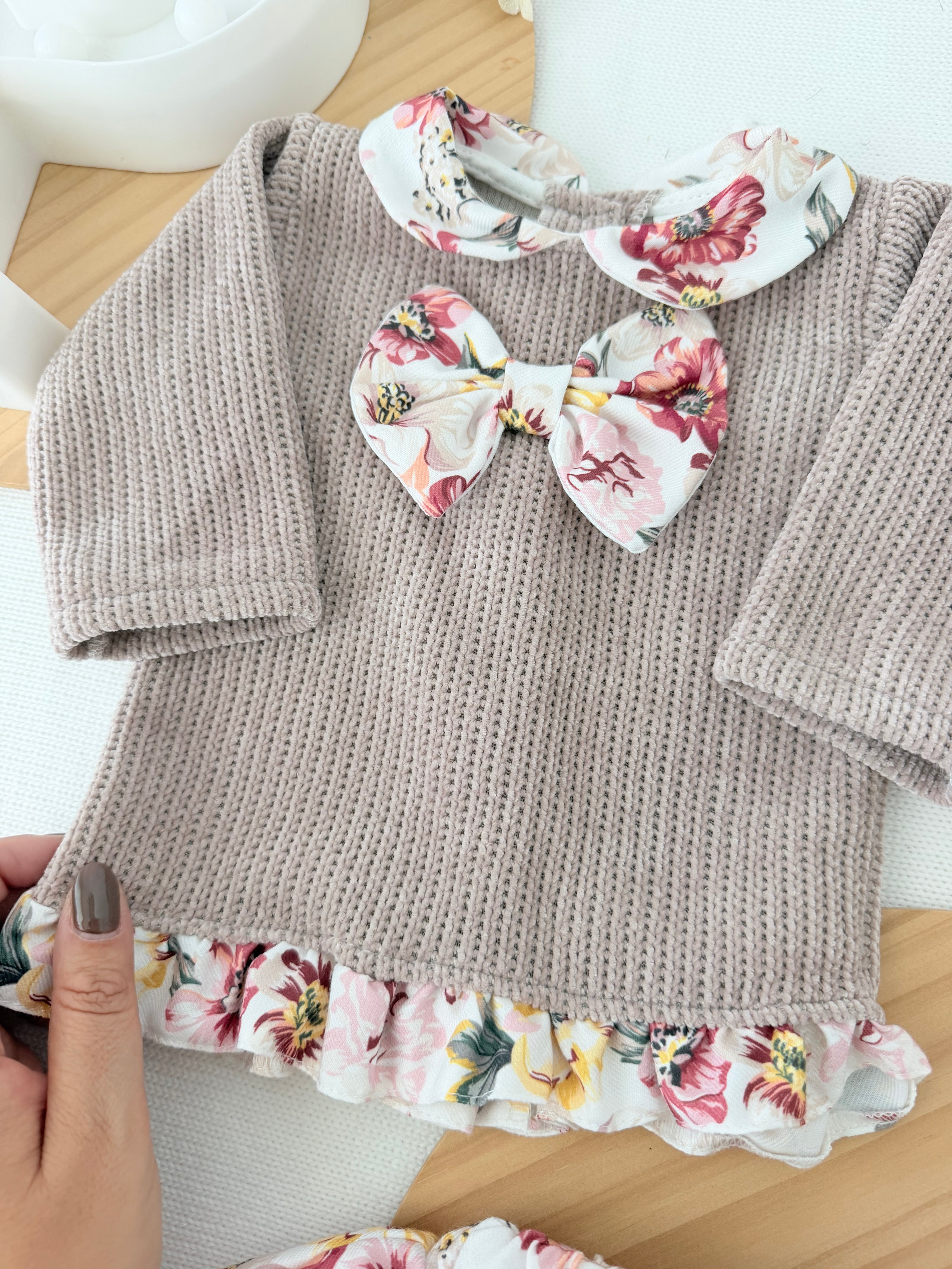 Conjunto castanho: camisola e saia/tapa fraldas