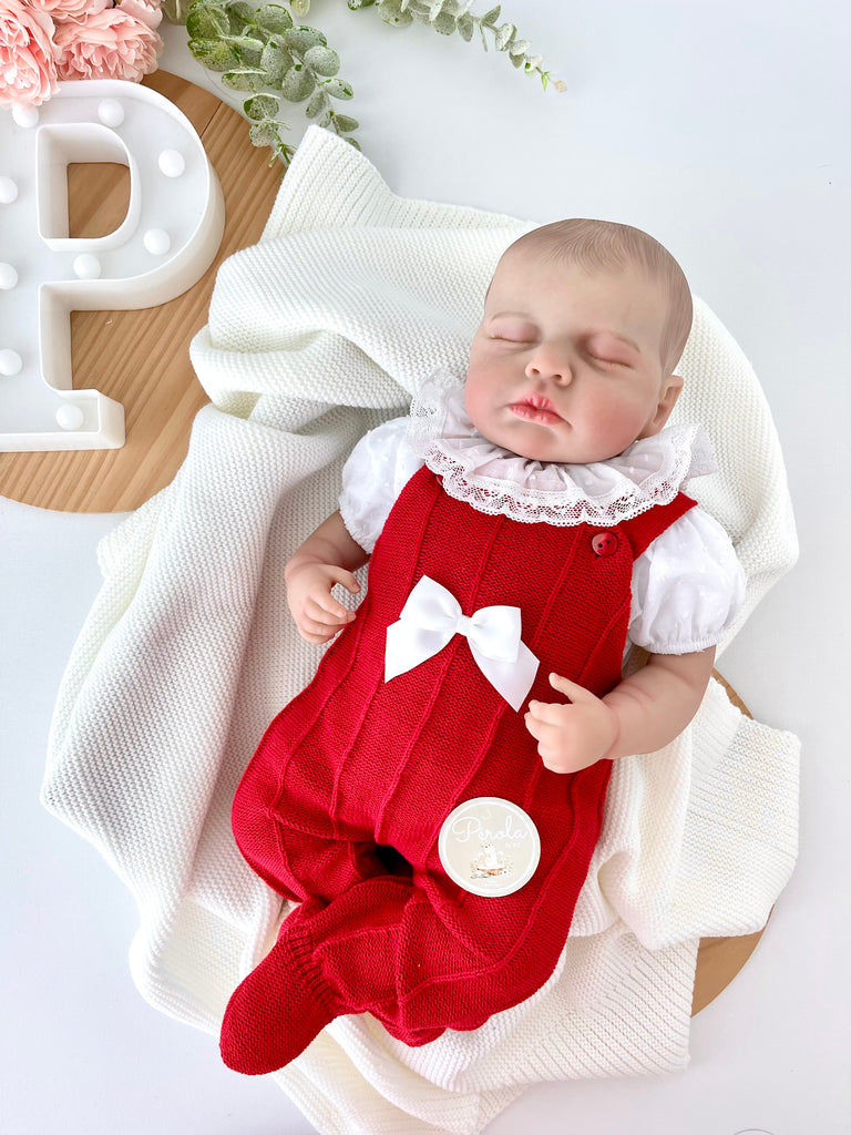Saída de maternidade em vermelho: jardineiras e blusa
