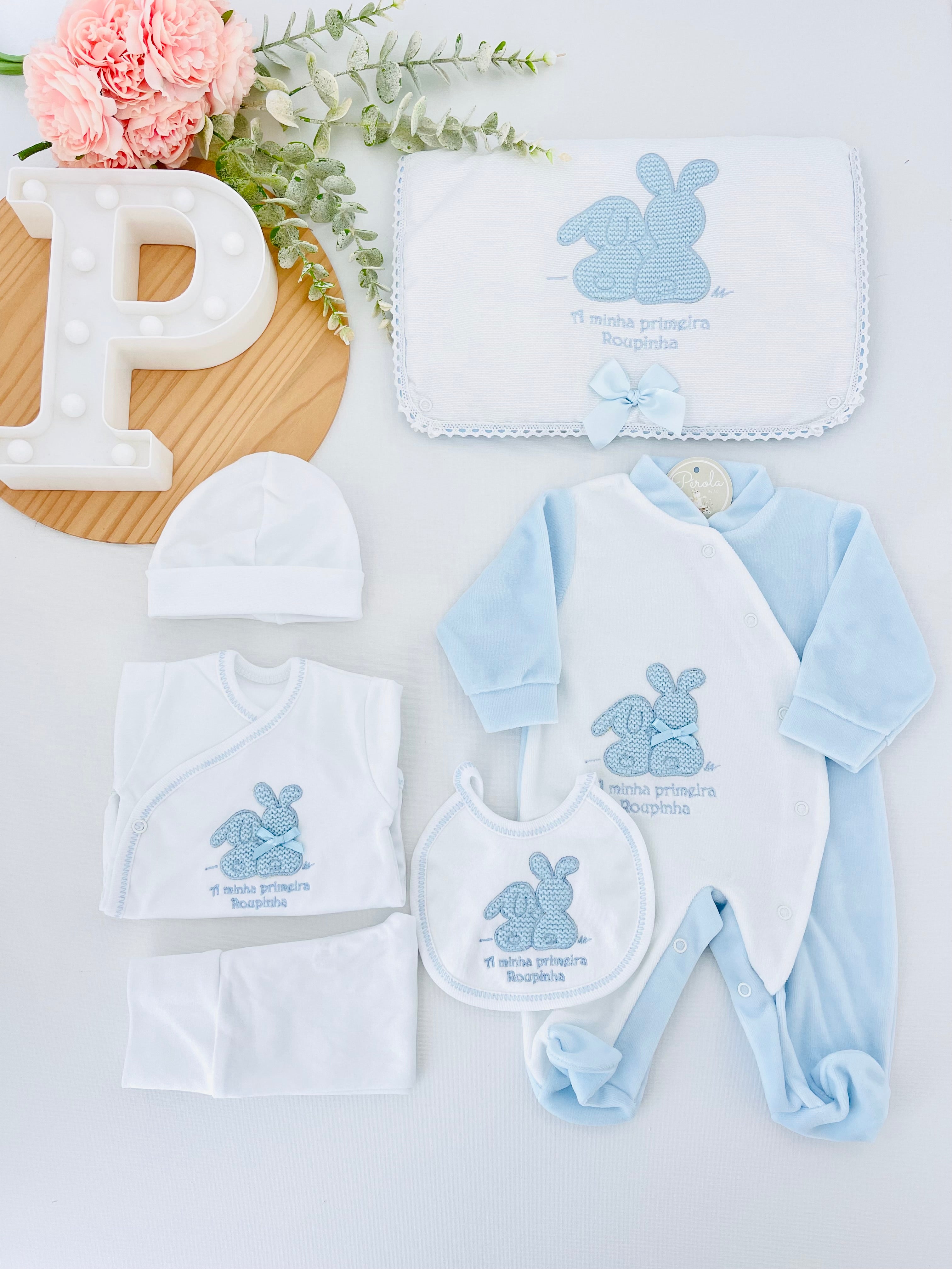 Conjunto primeira roupinha em veludo tema coelhinhos