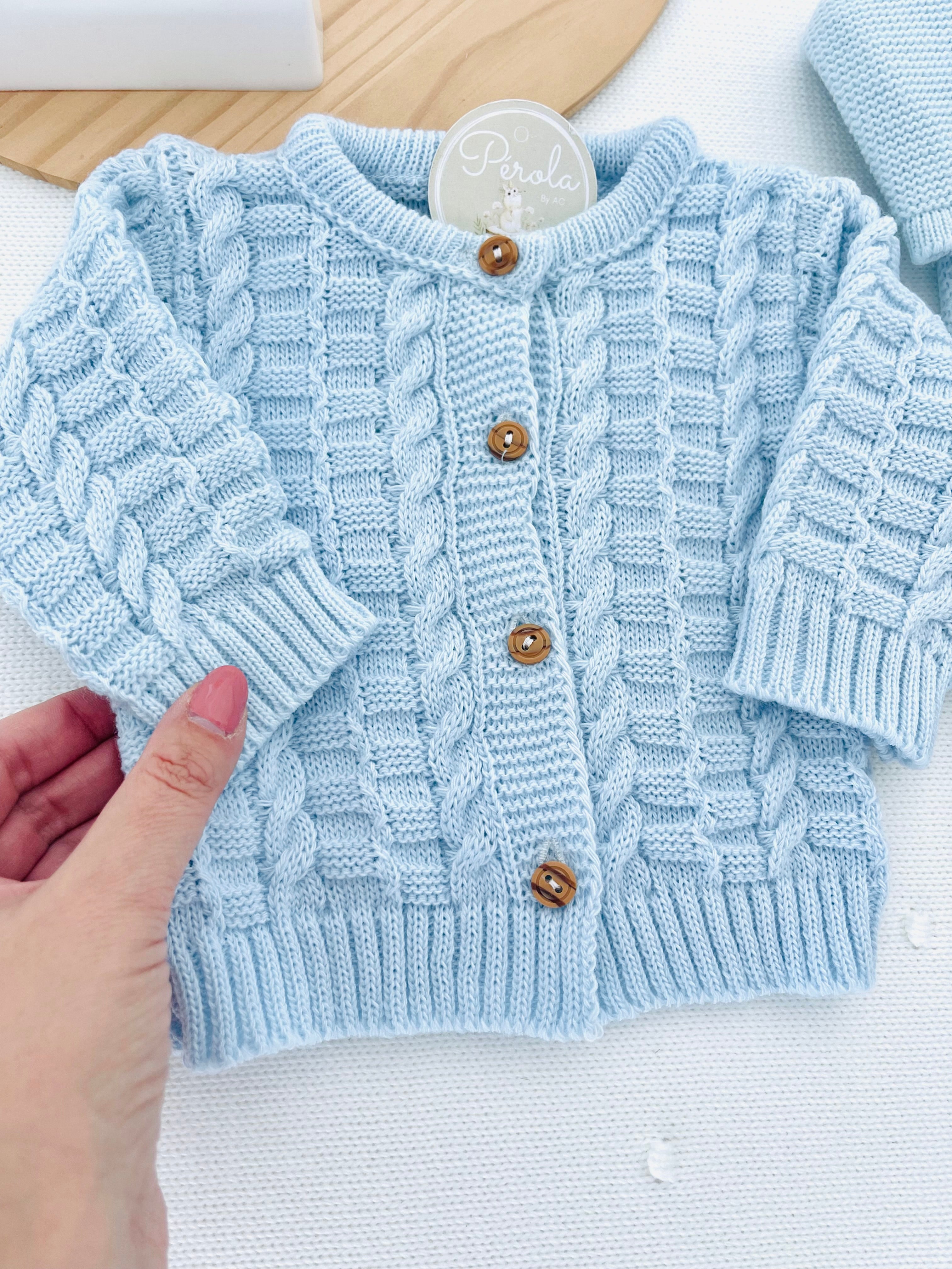 Saída de maternidade Aconchego 4 peças: casaco, jardineiras, camisola e gorro