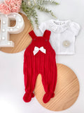 Saída de maternidade em vermelho: jardineiras e blusa