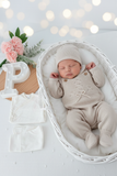 Pack saída de maternidade Bege 5 peças: body, calças, jardineiras, camisola e gorro