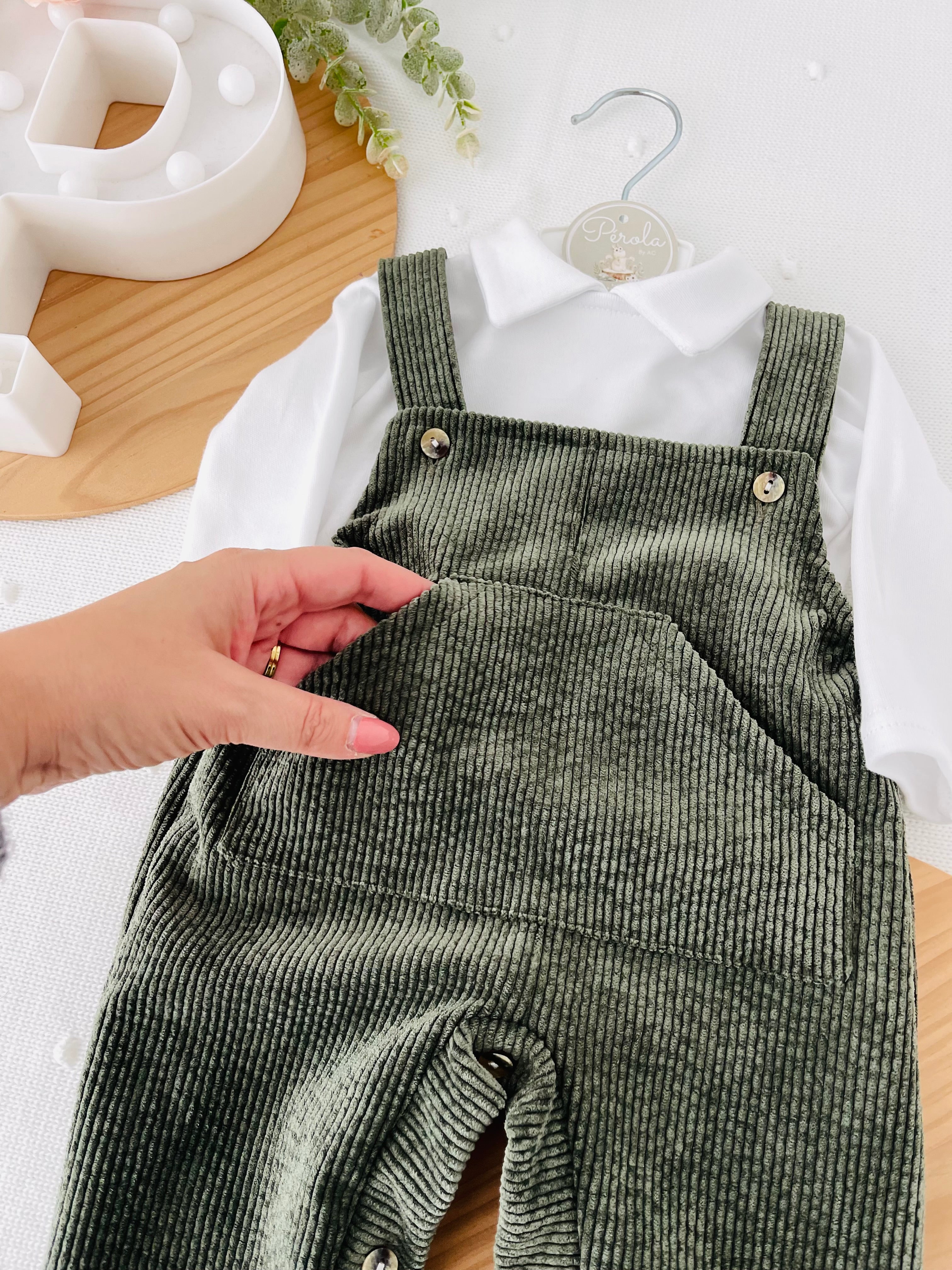 Conjunto verde: jardineiras e camisa