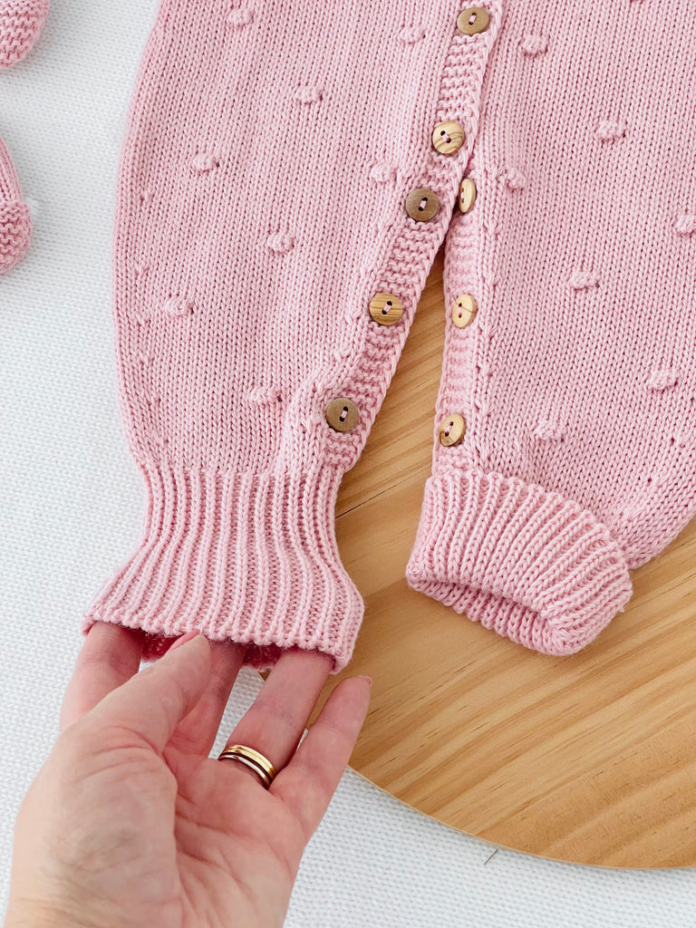 Conjunto bolinhas: macacão, gorro e carapins de malha