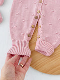 Conjunto bolinhas: macacão, gorro e carapins de malha