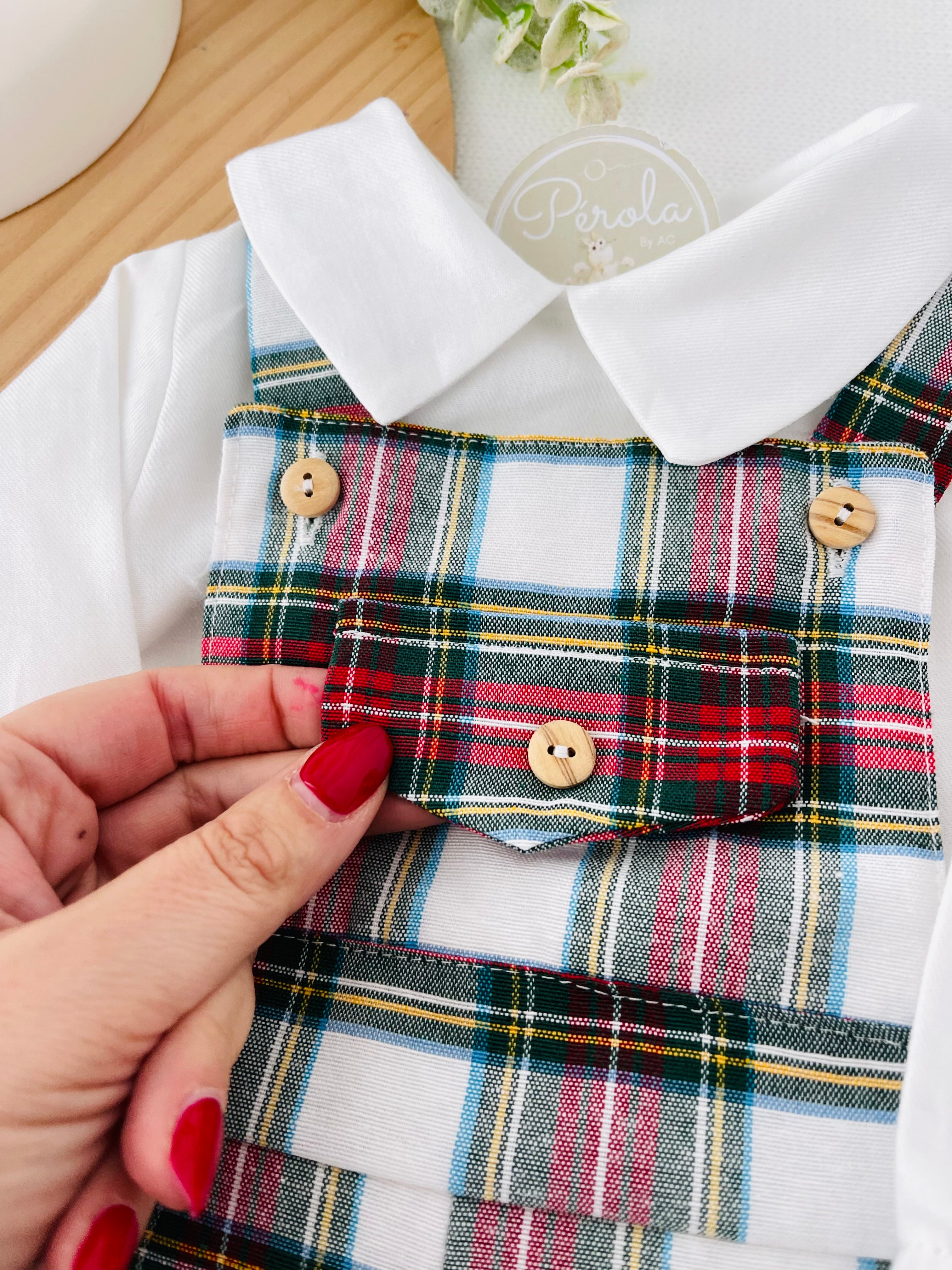 Jardineiras e camisa magia do Natal