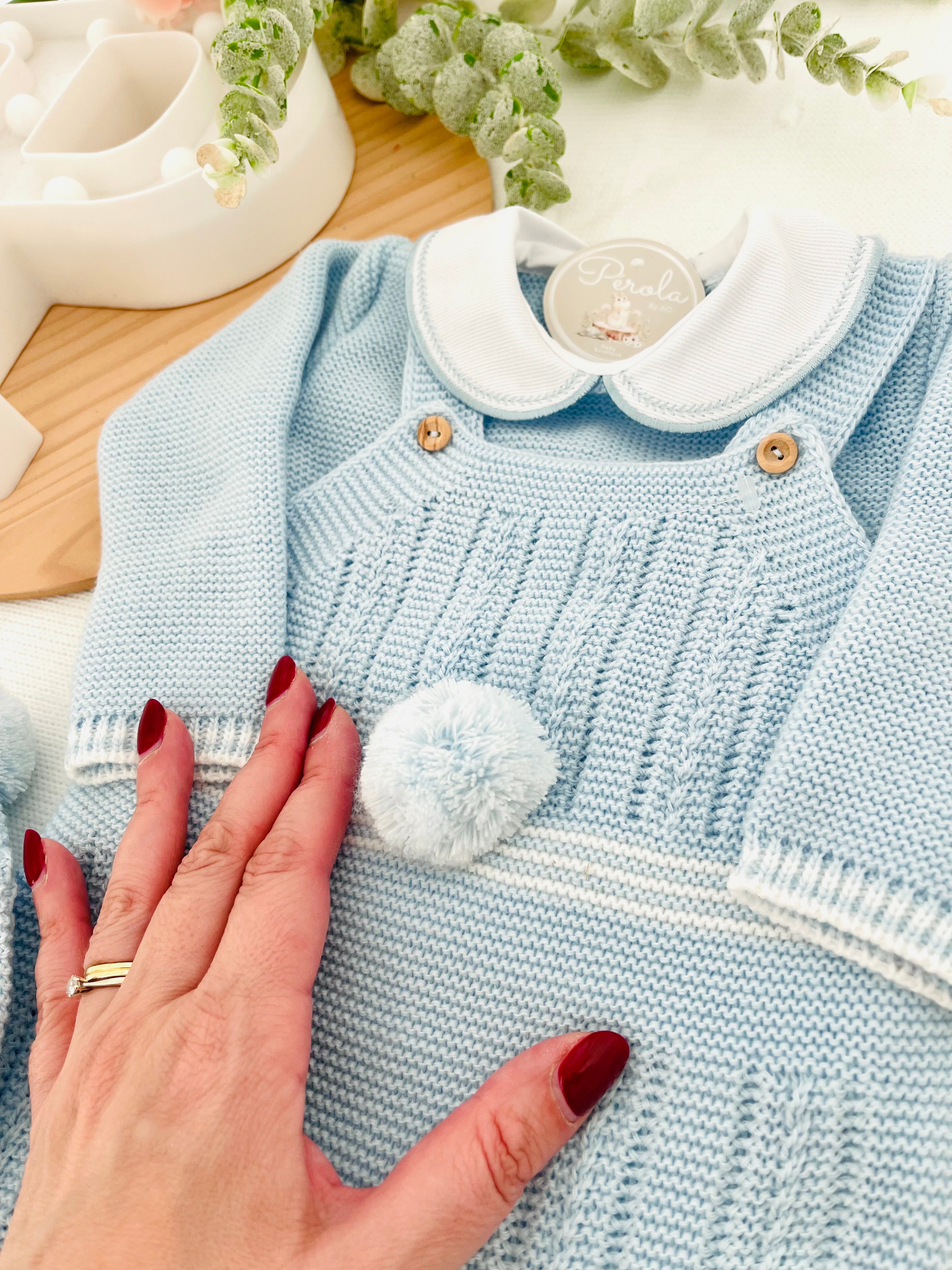Conjunto Pompom Azul: jardineiras, camisola e gorro