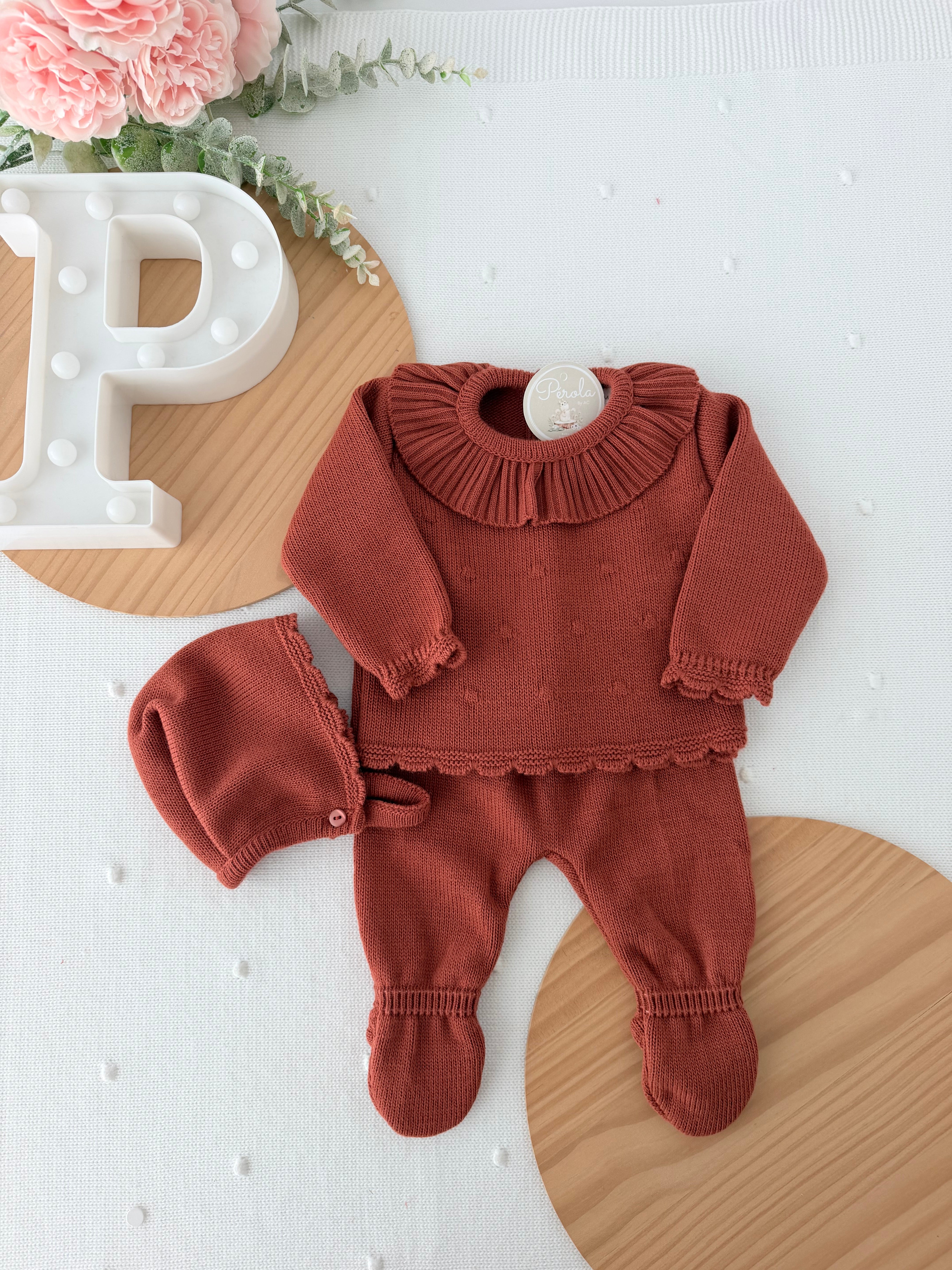 Conjunto doce ternura em tijolo : camisola , calças e touca