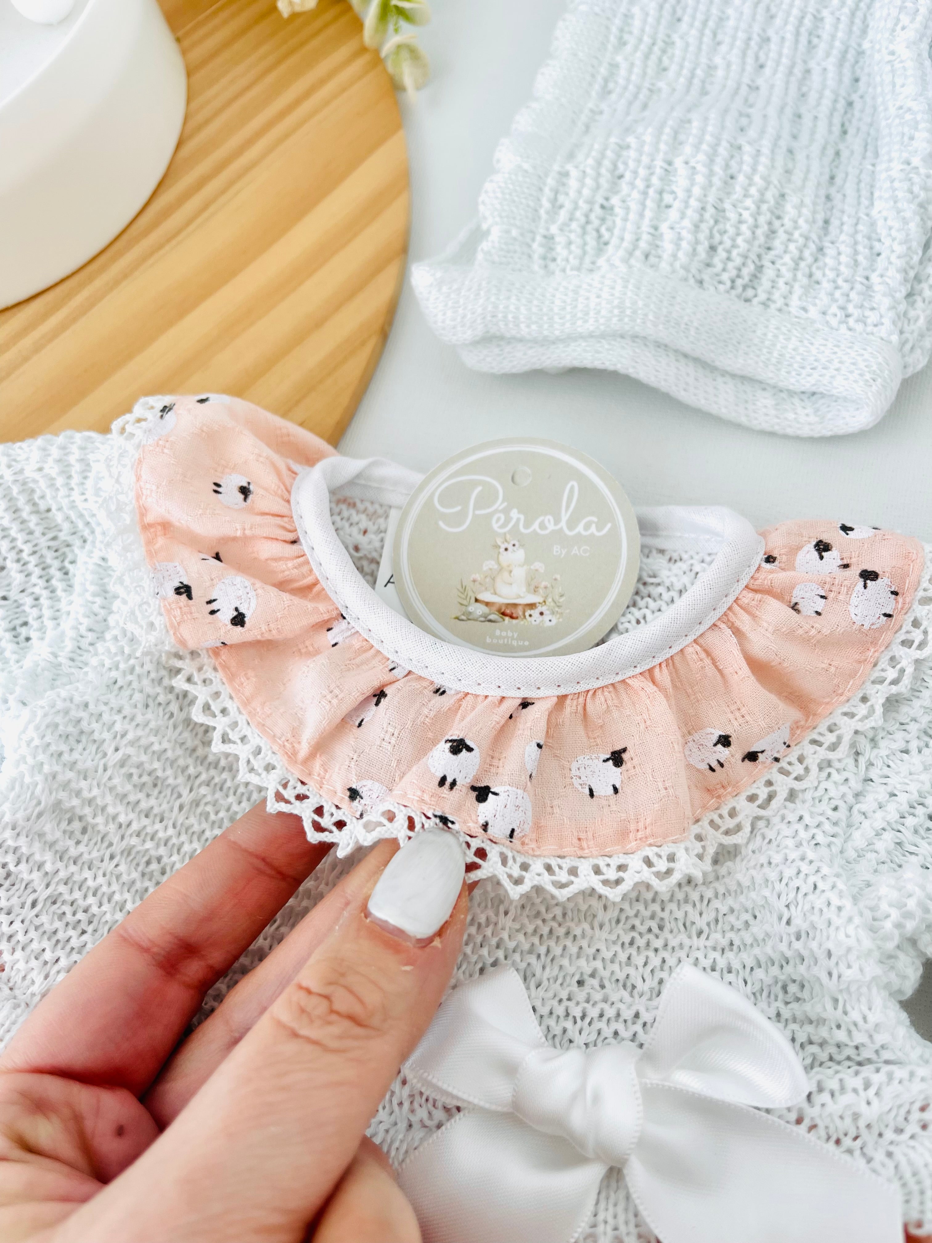 Conjunto ovelhinhas: vestido e touca Primavera/verão