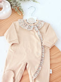 Babygrow bege tema flores em algodão
