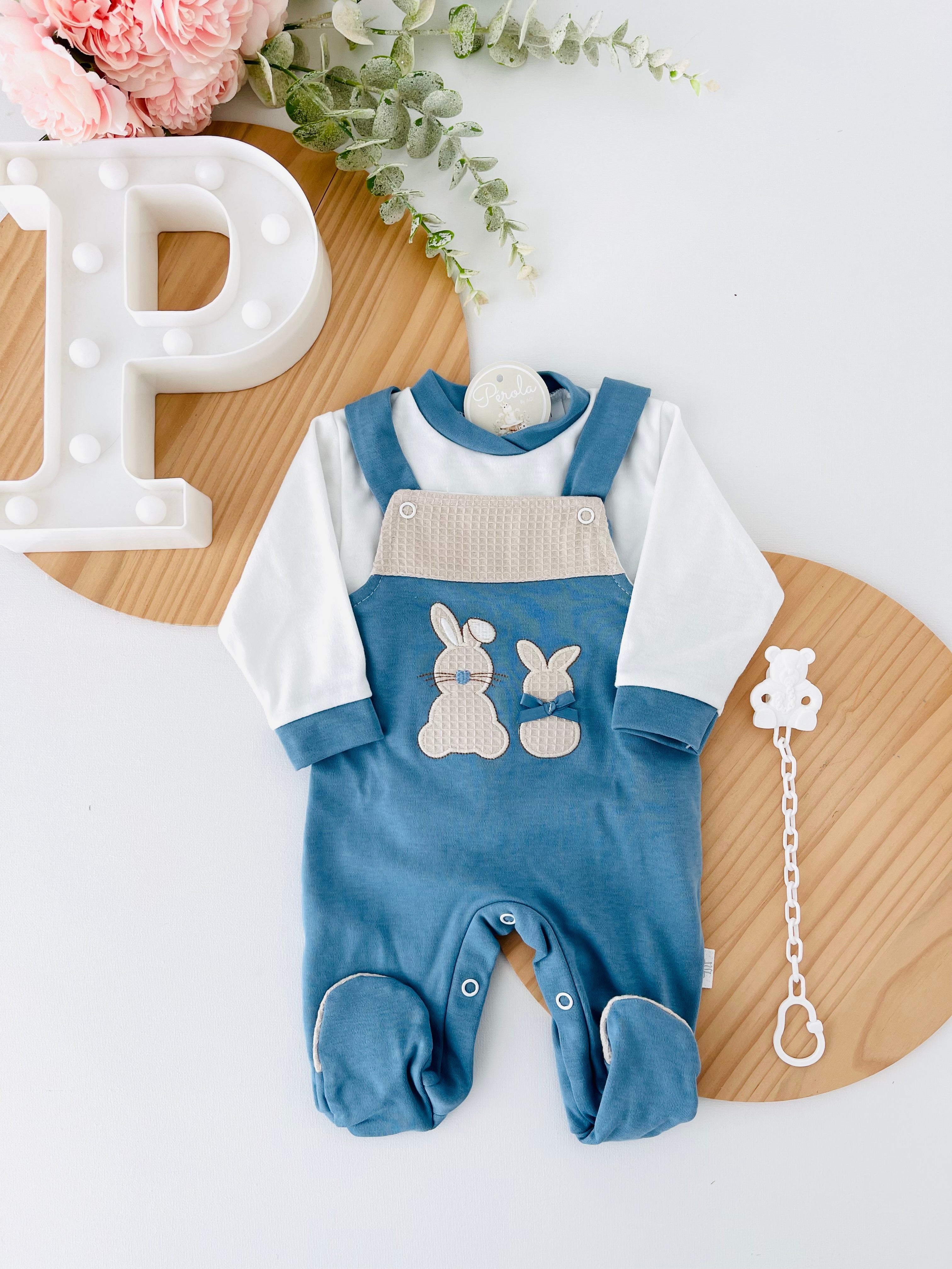 Conjunto coelhinhos: jardineiras, camisola e prende chupetas