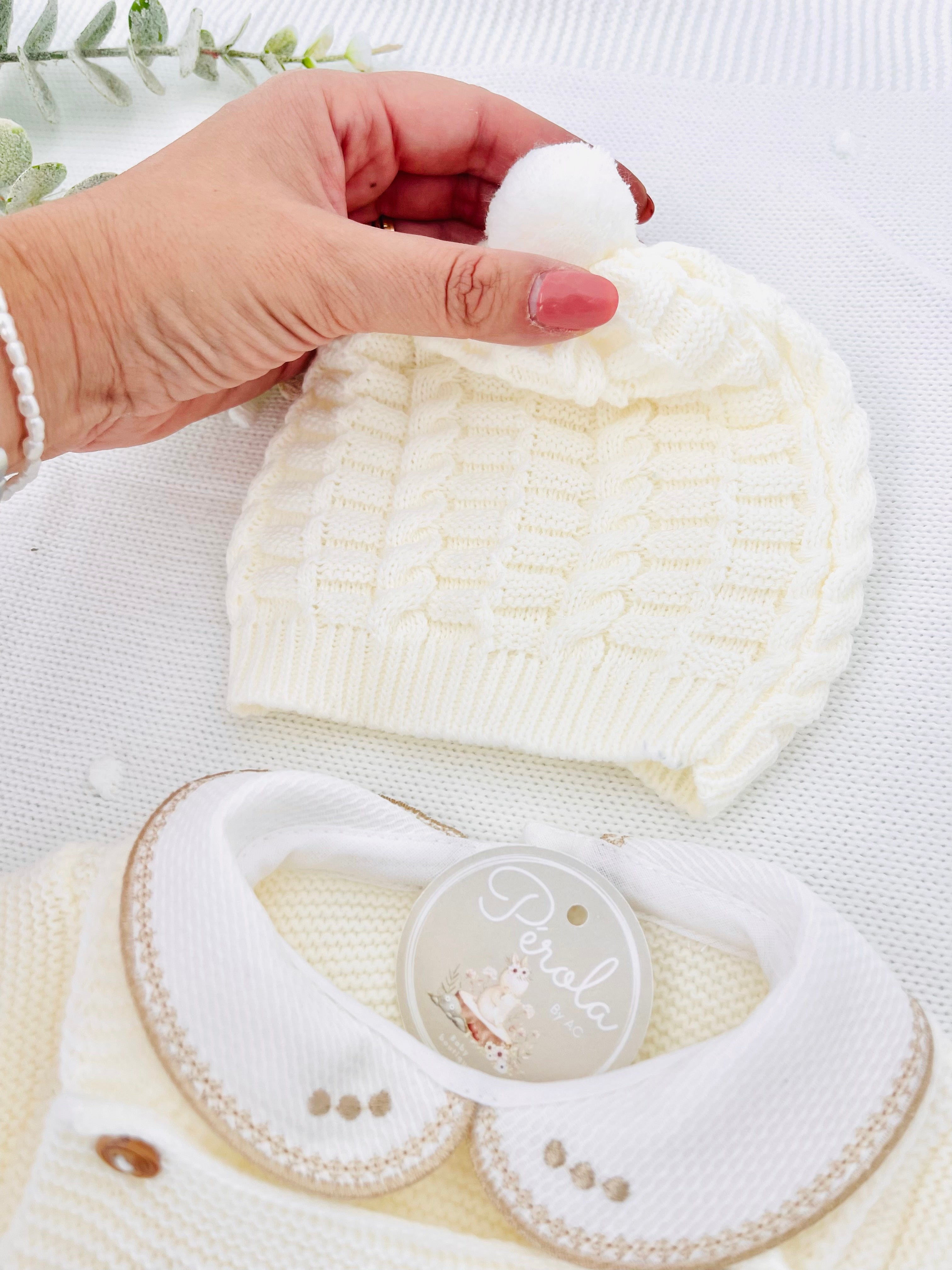 Saída de maternidade Aconchego 4 peças: casaco, jardineiras, camisola e gorro