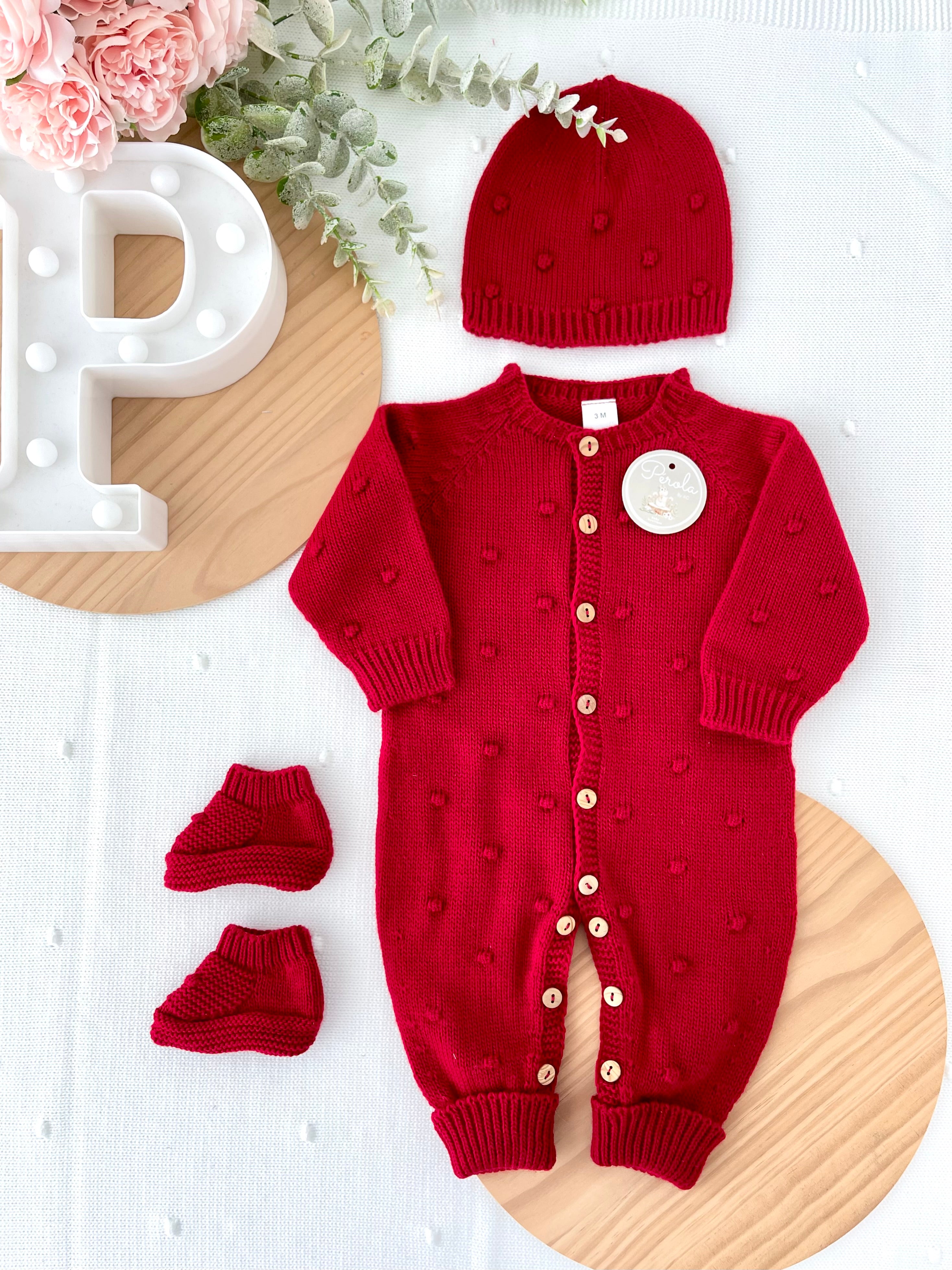 Conjunto bolinhas VERMELHO: macacão, gorro e carapins de malha