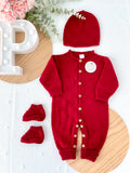 Conjunto bolinhas: macacão, gorro e carapins de malha