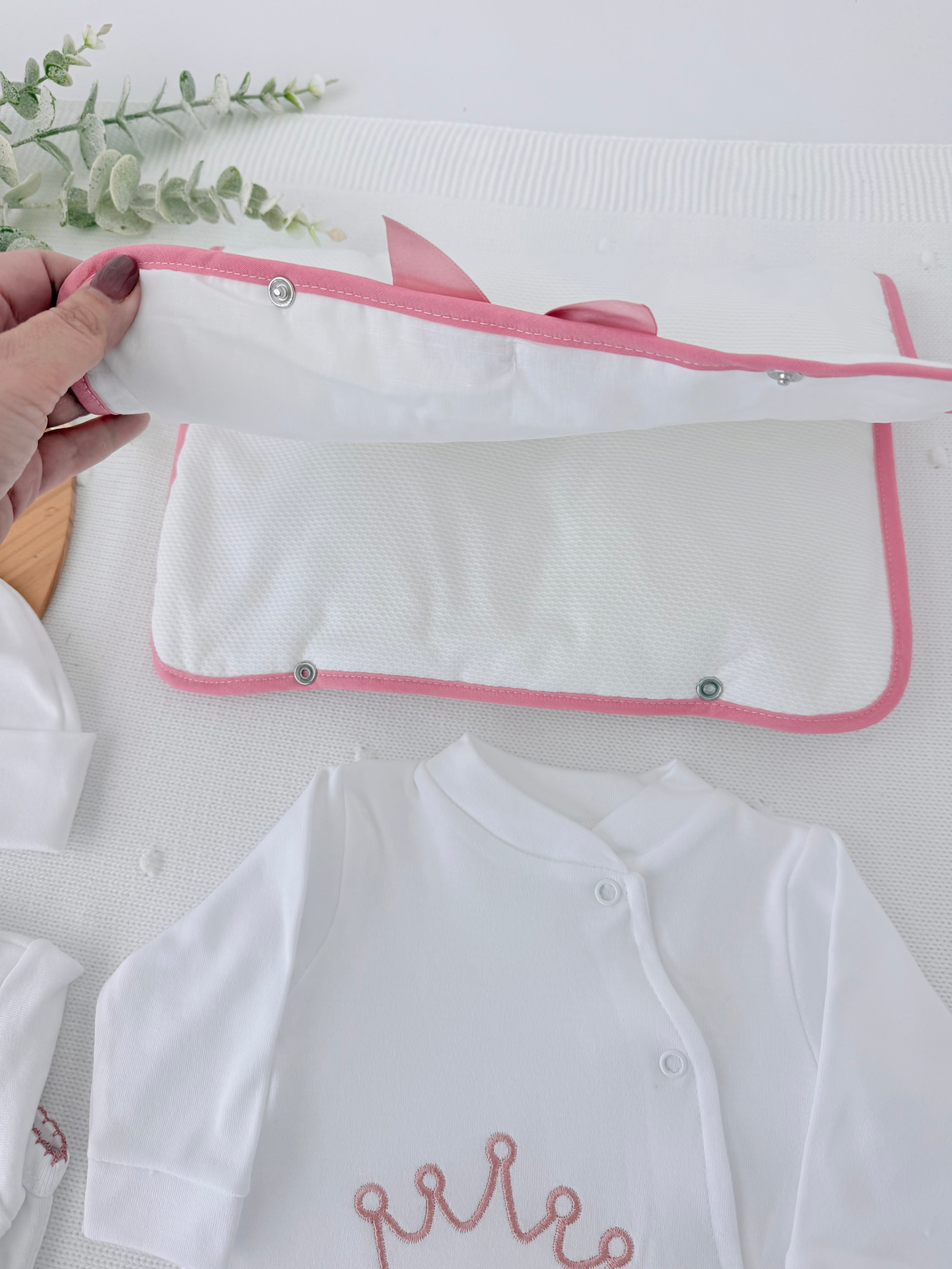 Conjunto de primeira roupinha coroa em algodão