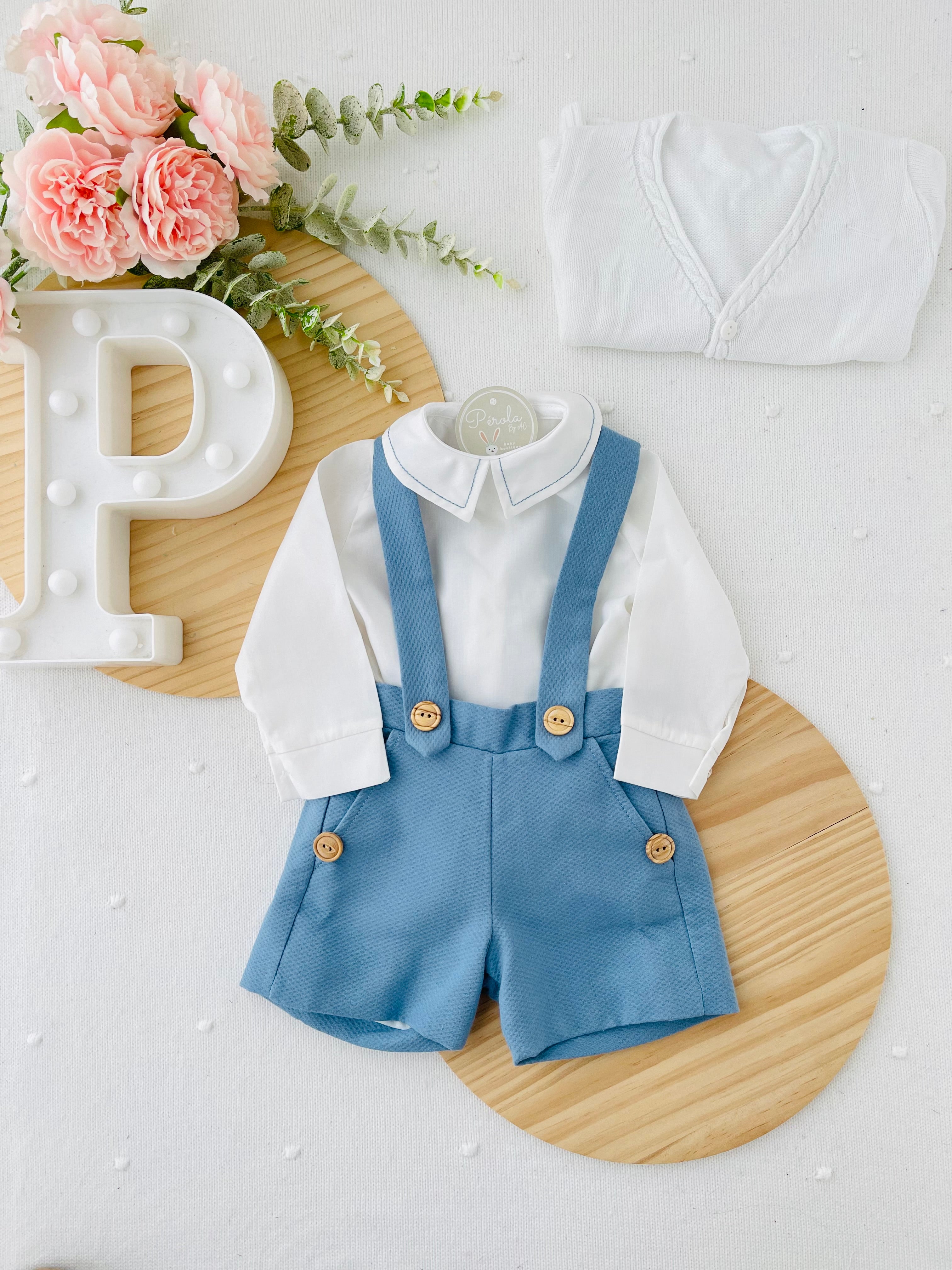 Conjunto menino em azul: camisa e calções