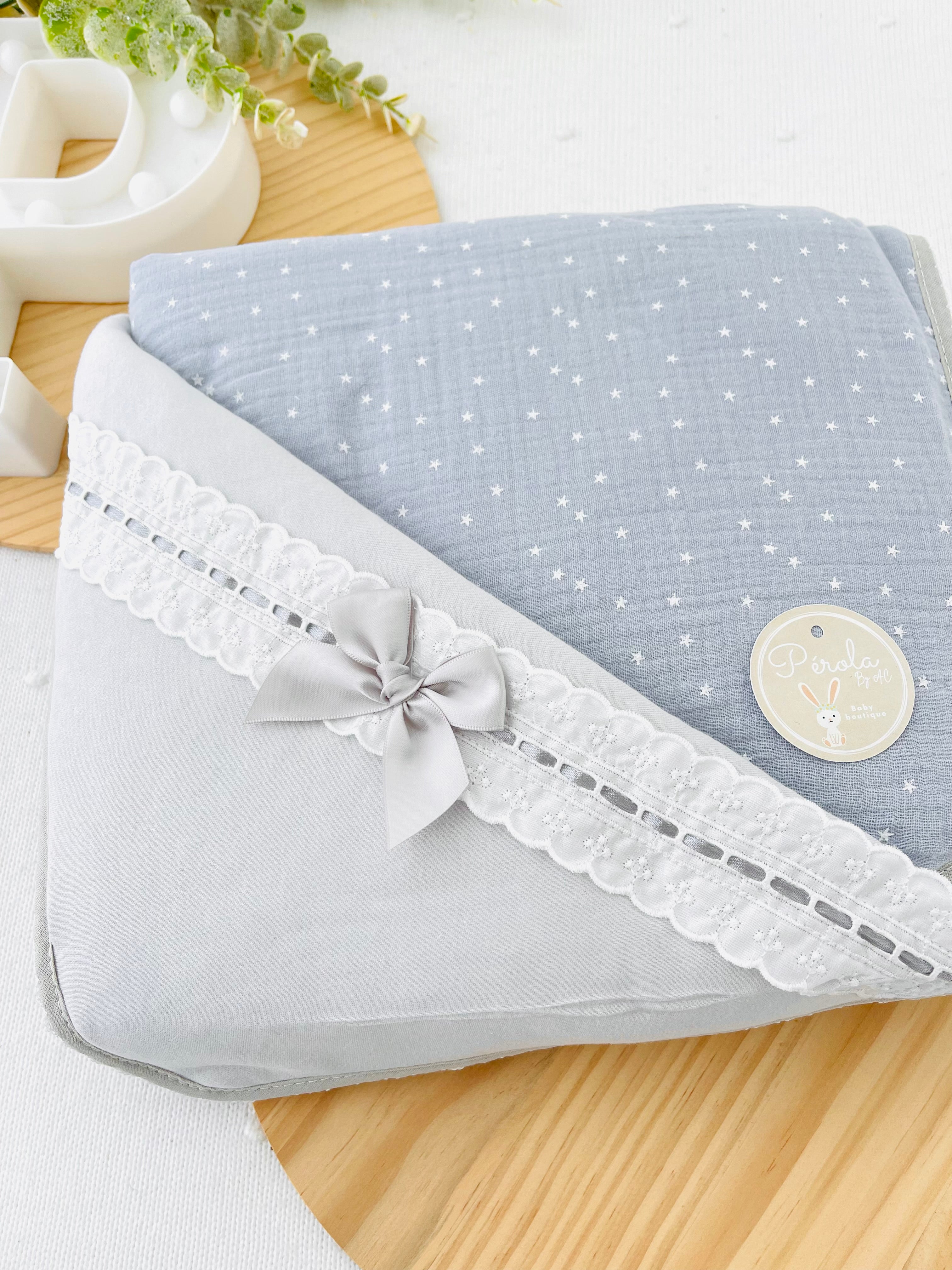 Manta estrelinhas em musselina com laço