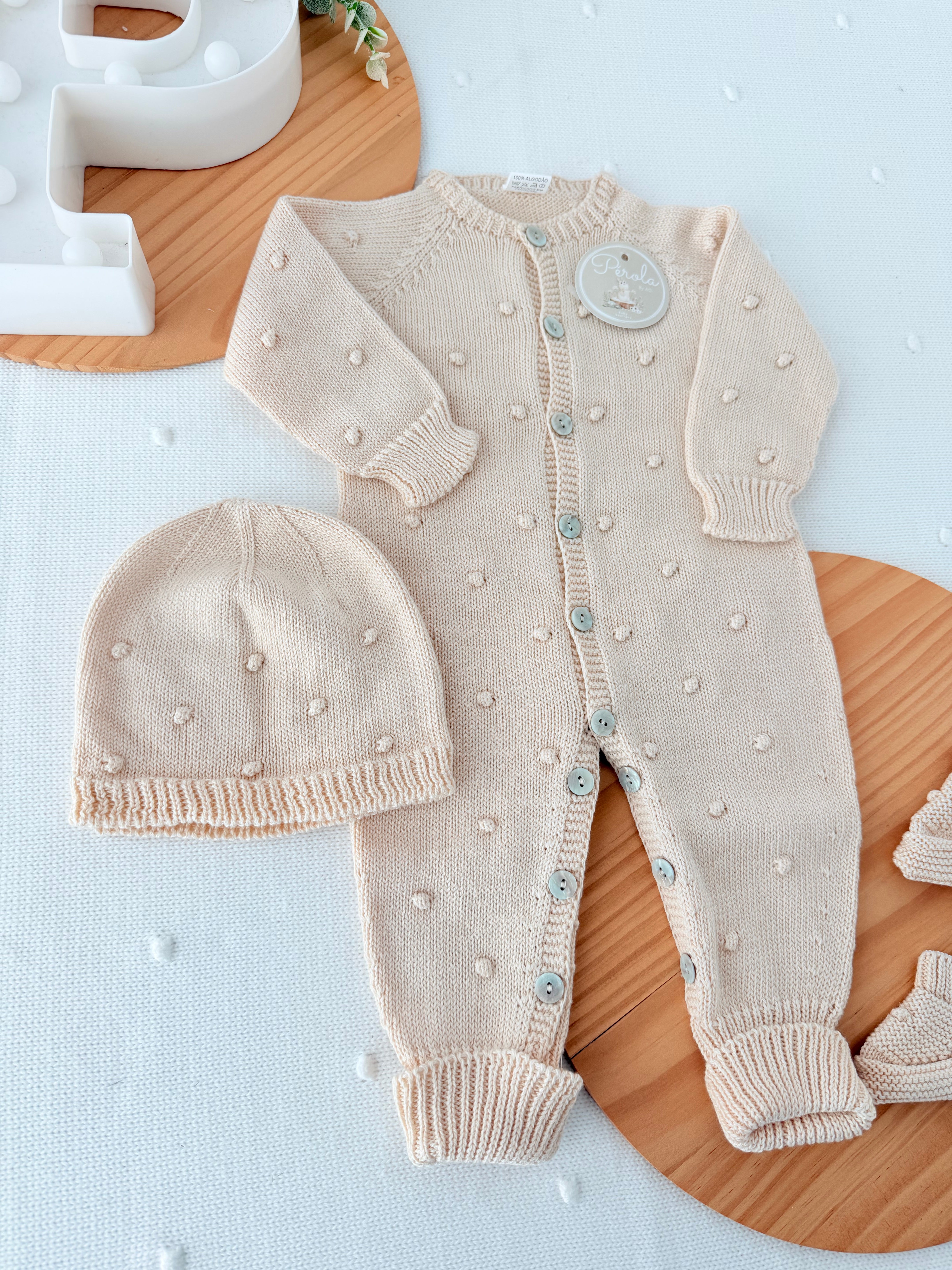 Conjunto bolinhas unissexo: macacão, gorro e carapins de malha algodão 3M e 6M