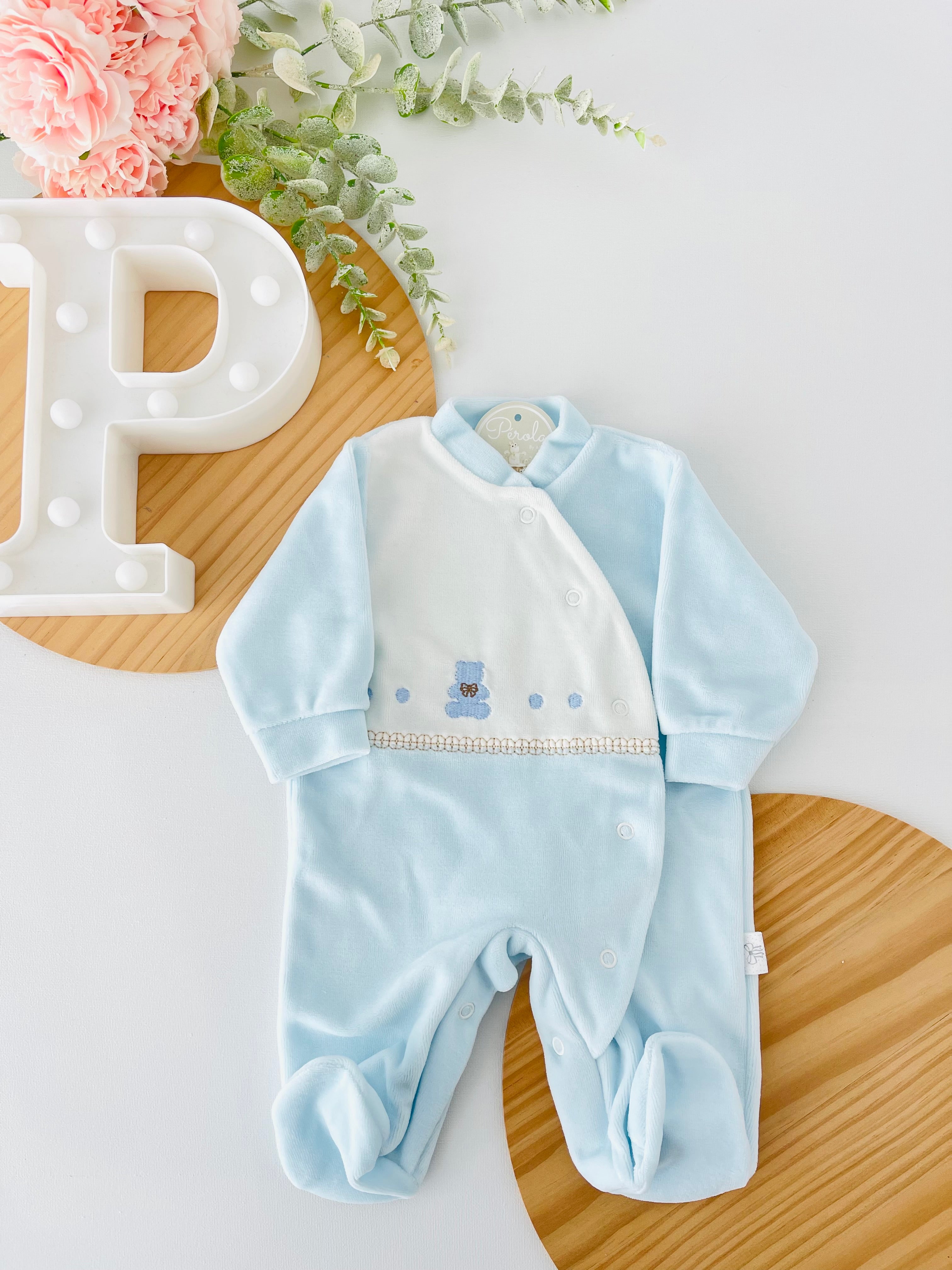 Babygrow azul em veludo para menino
