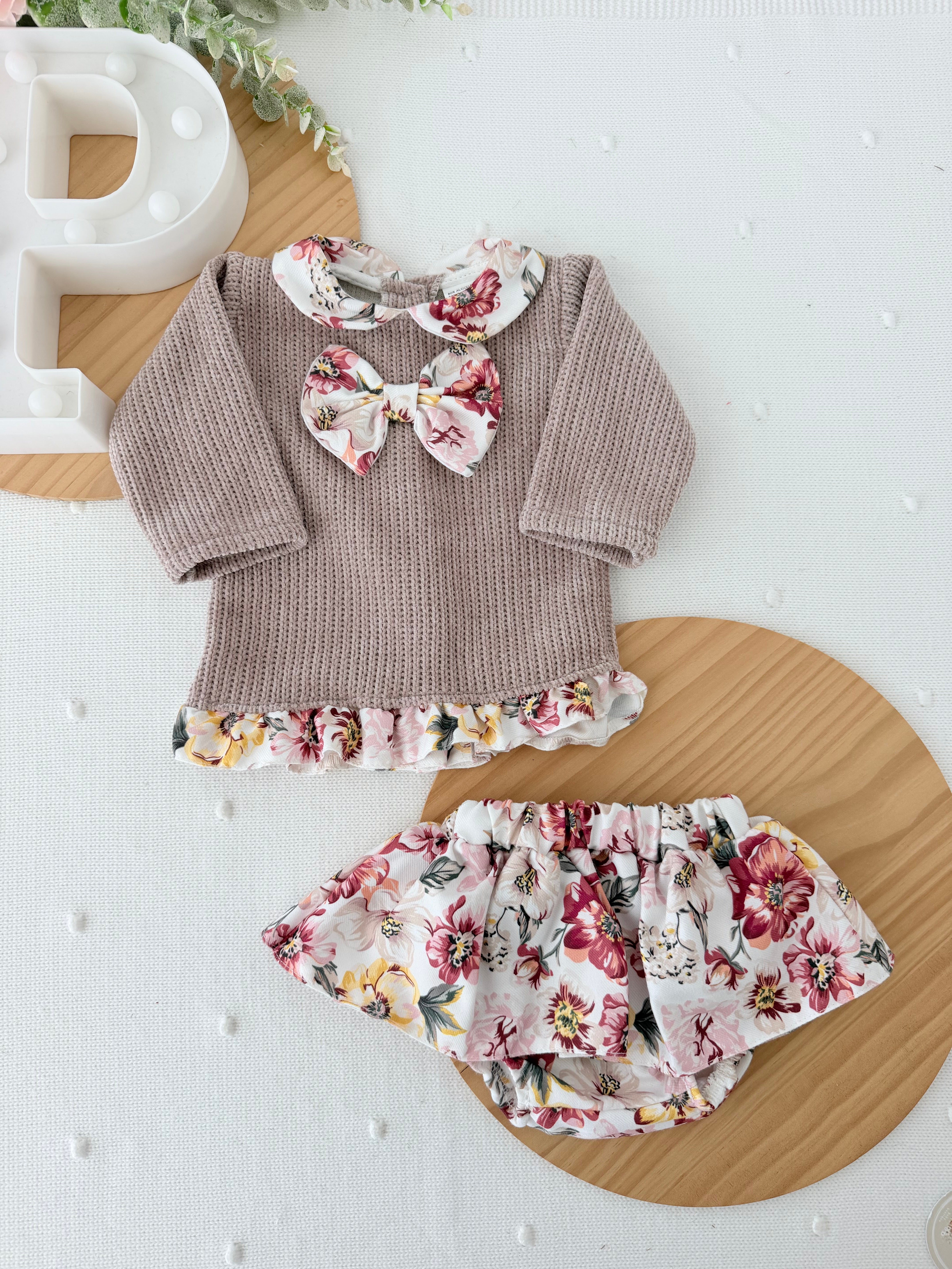 Conjunto castanho: camisola e saia/tapa fraldas