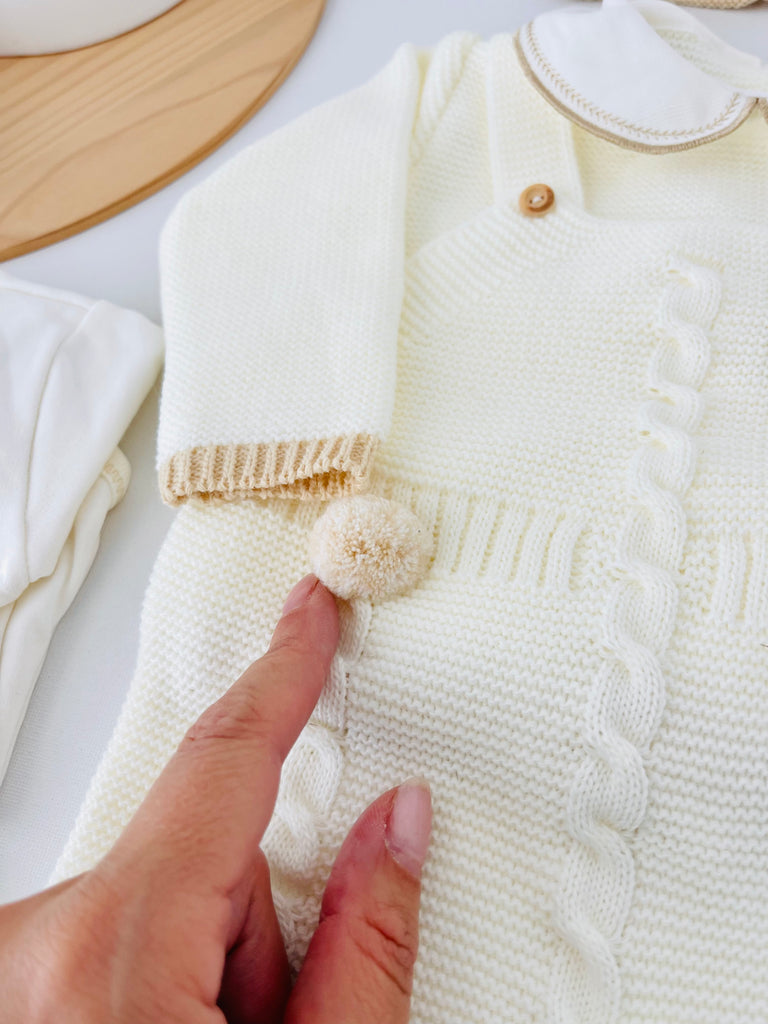 Pack saída de maternidade Pérola 5 peças: body, calças, jardineiras, camisola e gorro