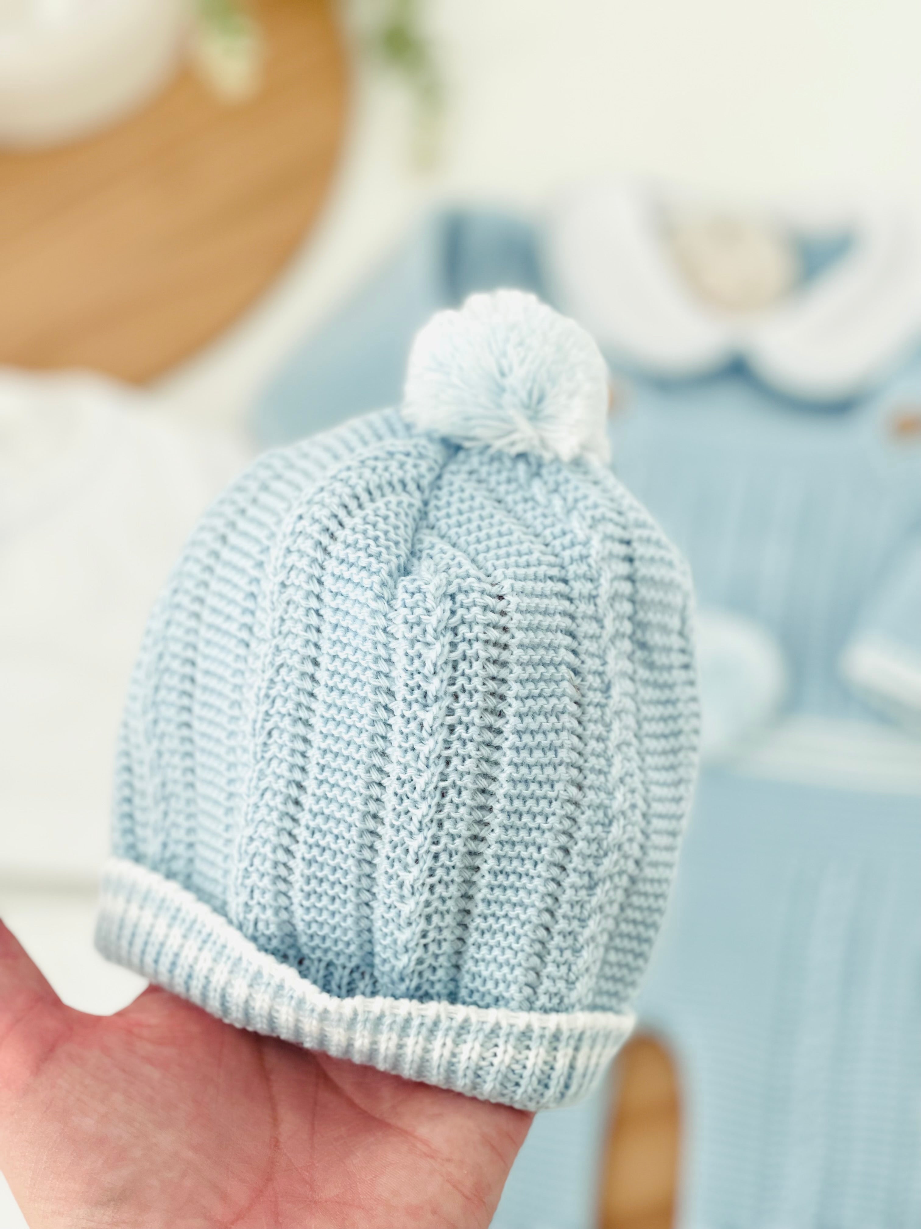 Conjunto Pompom Azul: jardineiras, camisola e gorro