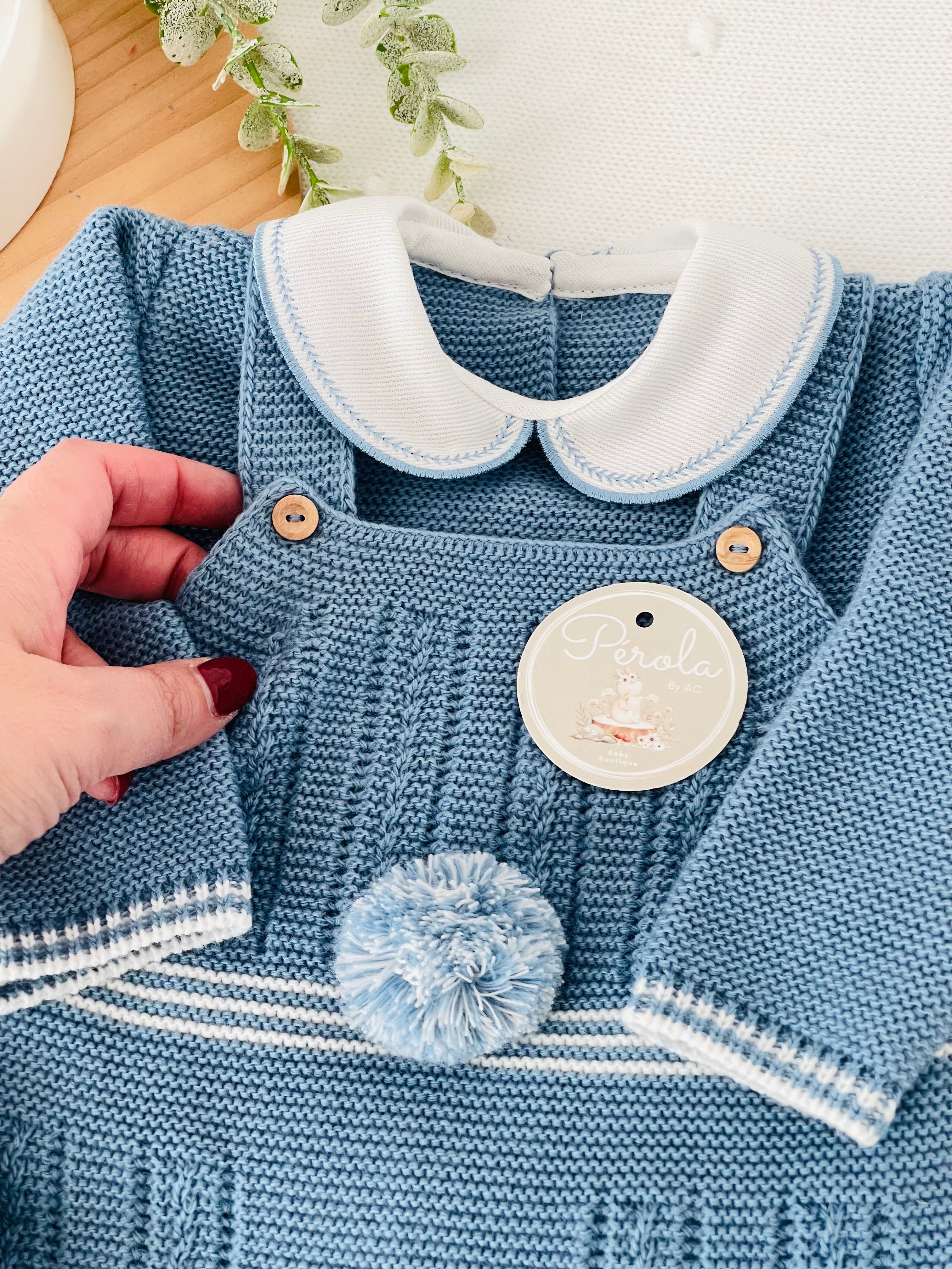 Conjunto Pompom azul cobalto : jardineiras, camisola e gorro