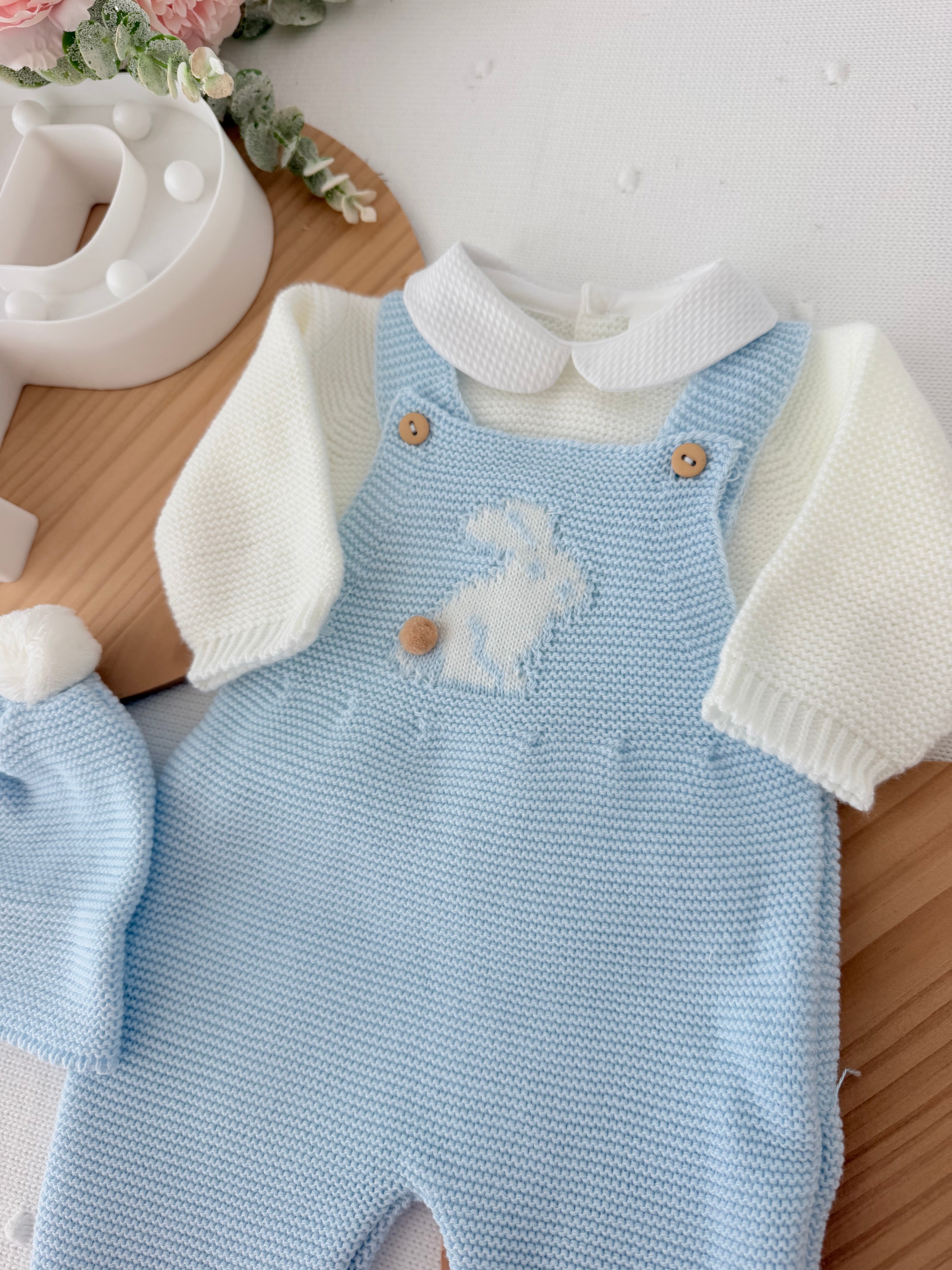 Conjunto coelhinho: jardineiras, camisola e gorro