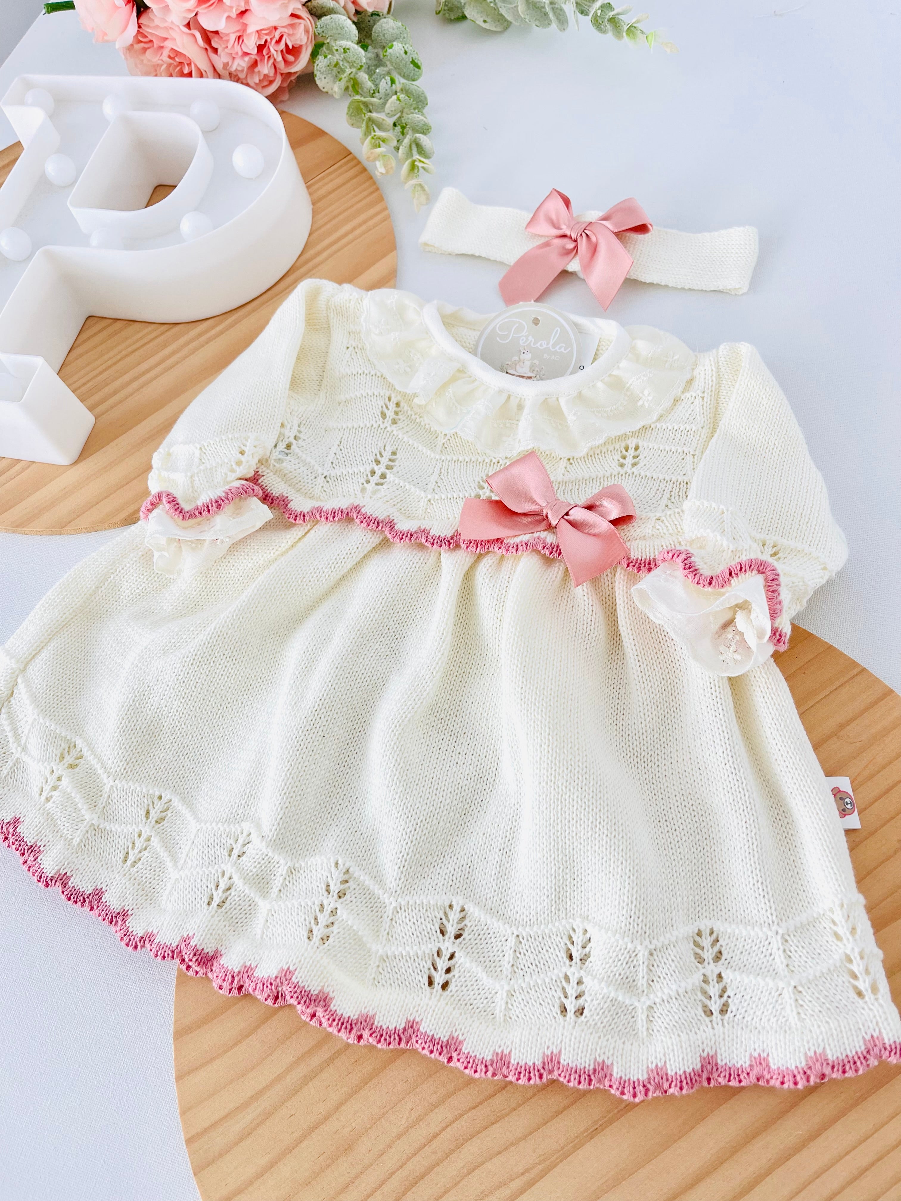 Conjunto pérola: Vestido e fita para cabelo malha fina de algodão