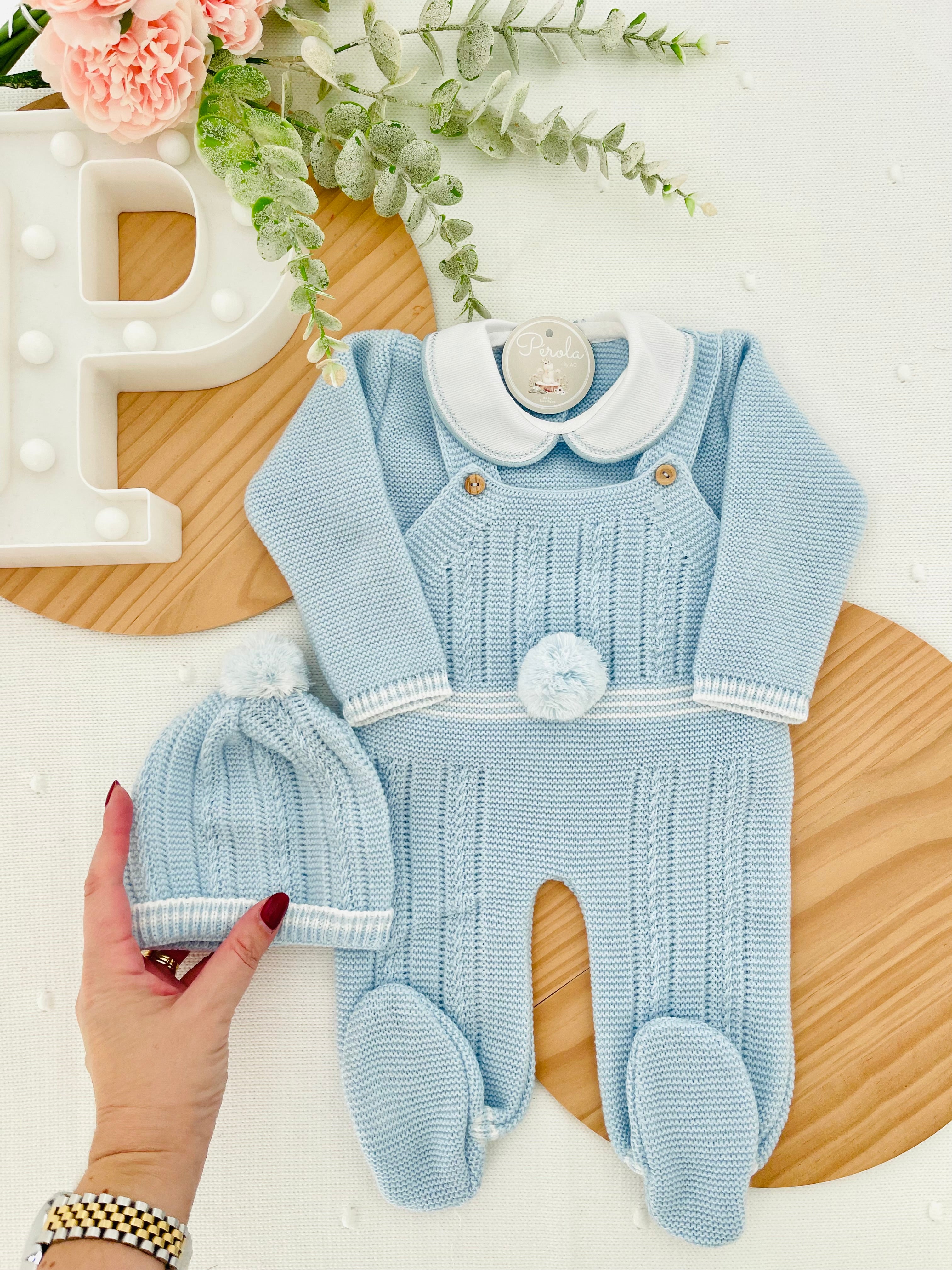 Conjunto Pompom Azul: jardineiras, camisola e gorro