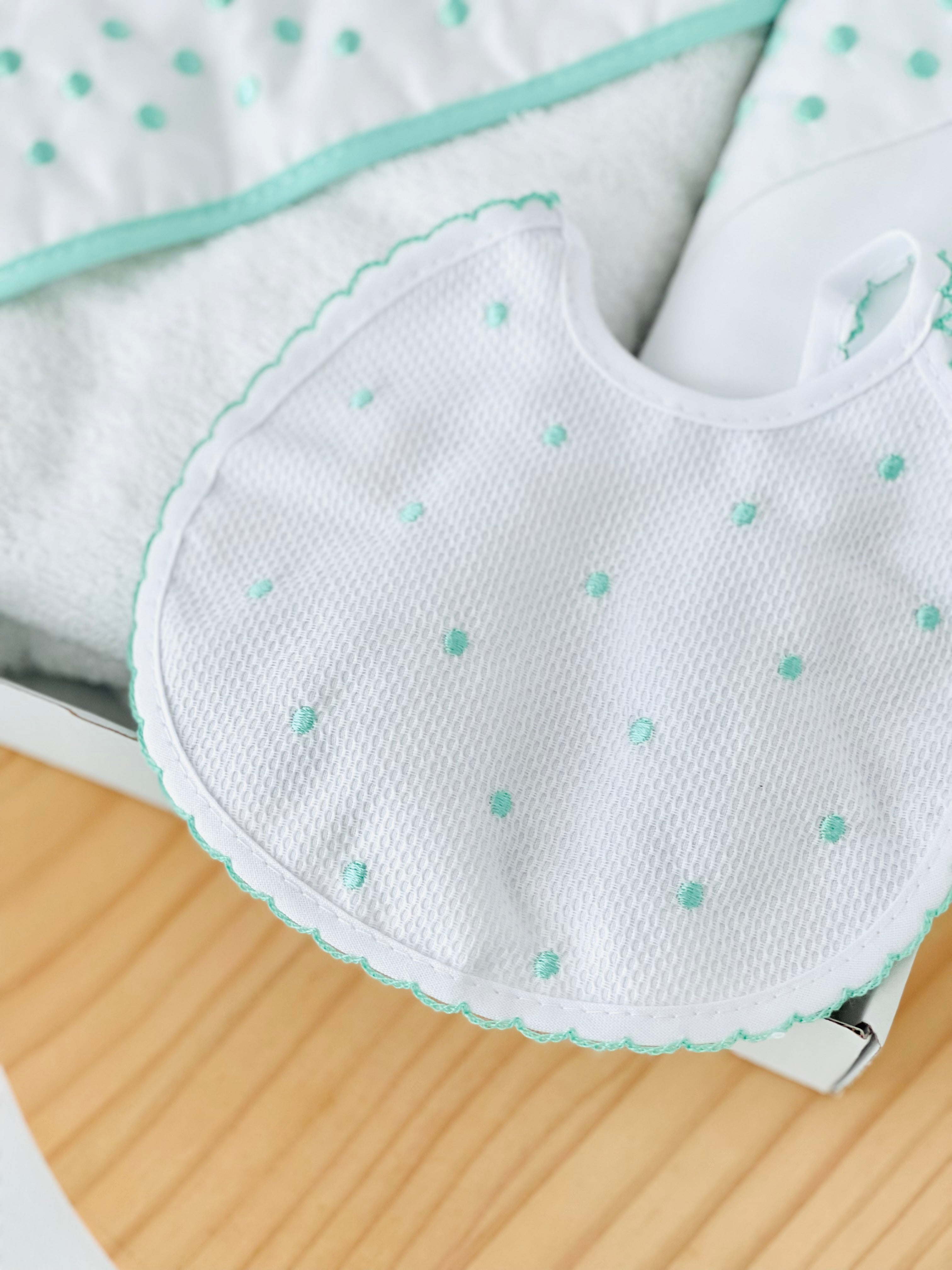 Box enxoval bolinhas: toalha de banho, fralda, babete e prende chupetas