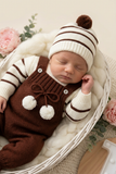 Conjunto risquinhas castanho: jardineiras, camisola e gorro