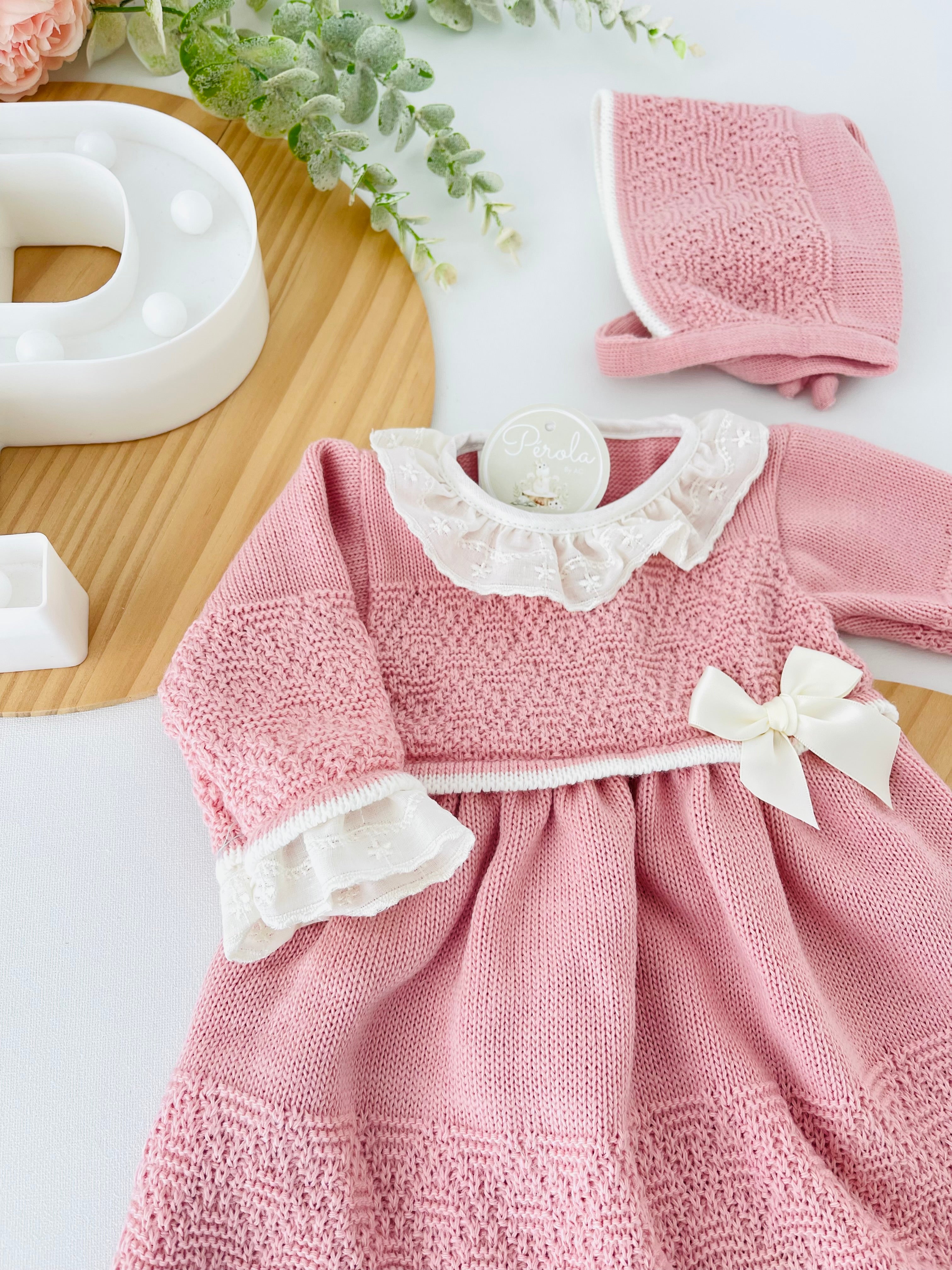 Vestido e touca Rosa Velho