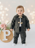 Conjunto menino em fazenda 3 peças: casaco, calças e camisola