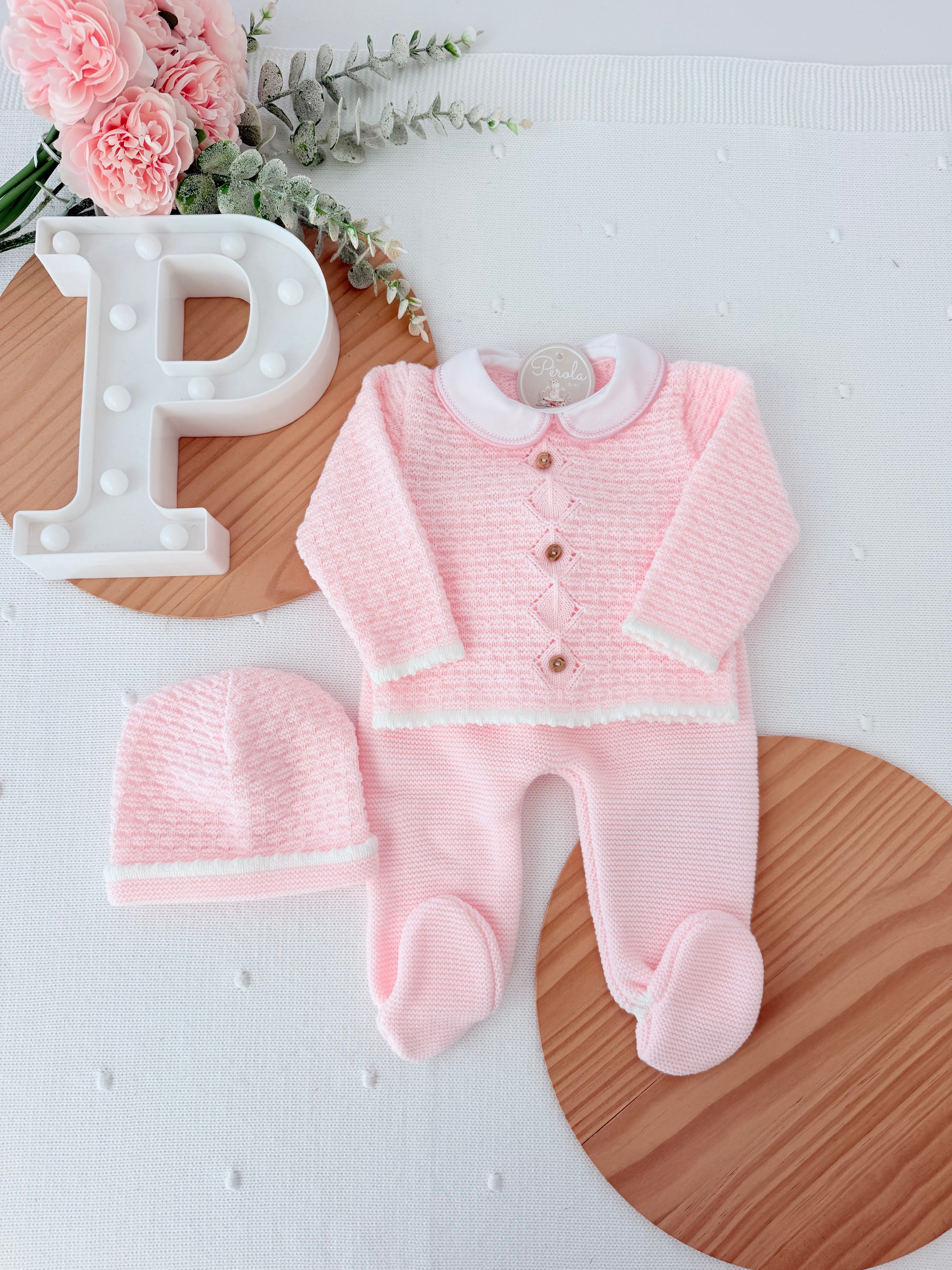 Conjunto rosa: camisola, calças e gorro