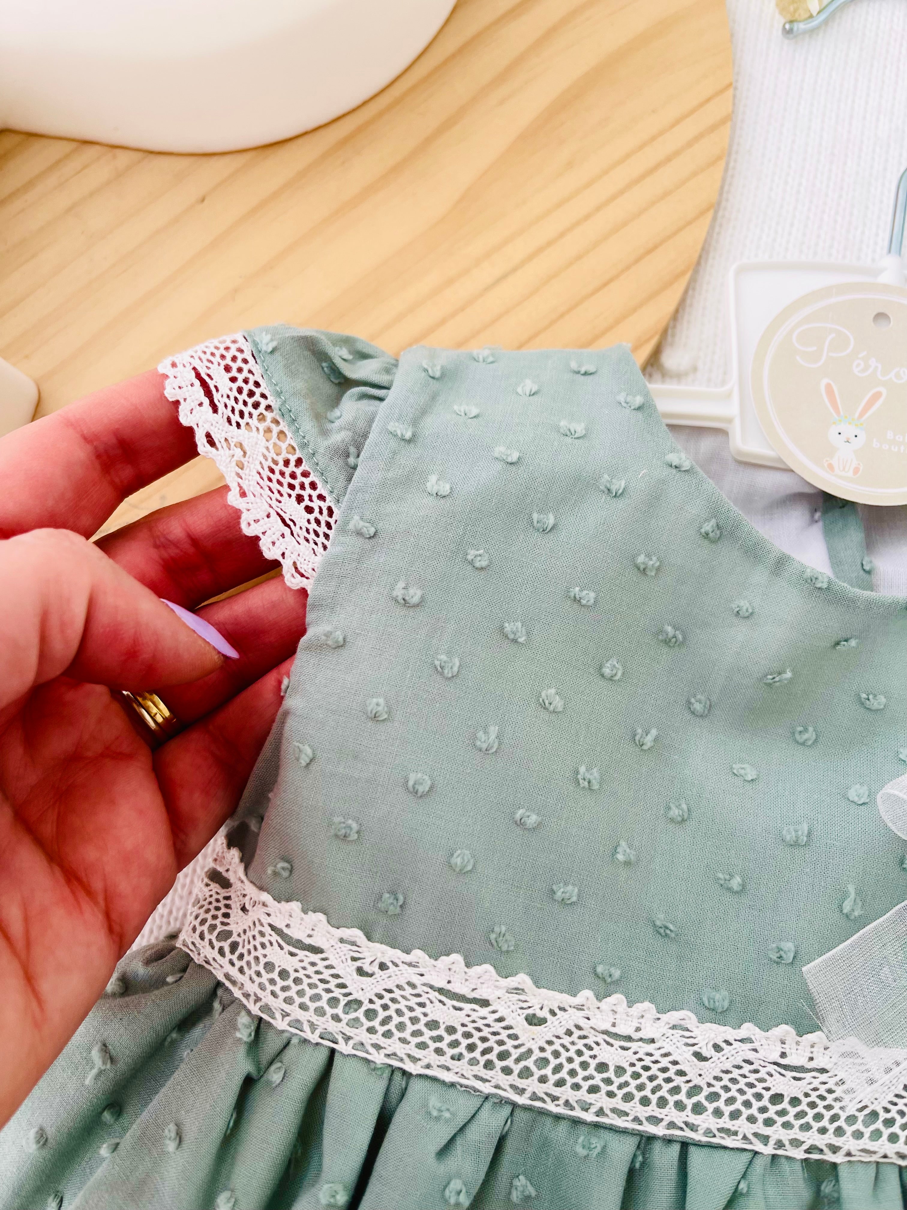 Conjunto plumeti verde: vestido e fita