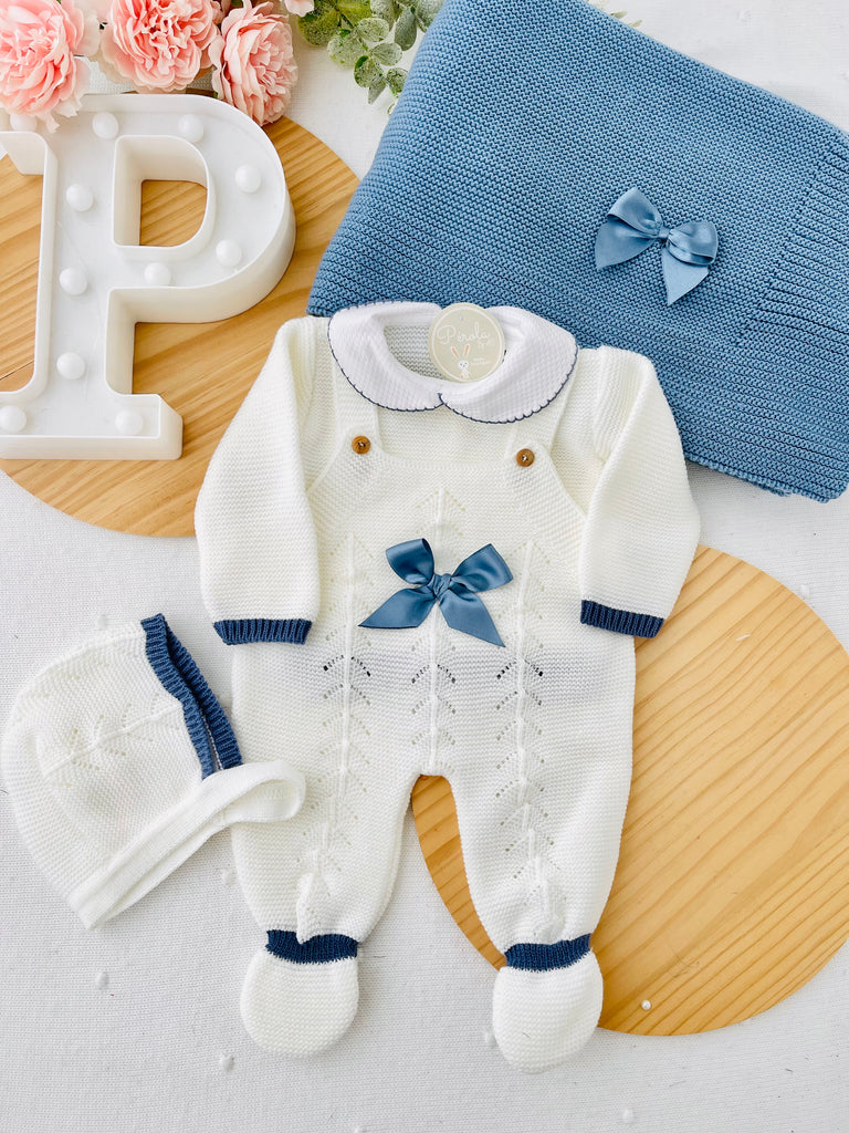 Conjunto recém nascido azul 4 peças: manta, jardineiras, camisola e touca